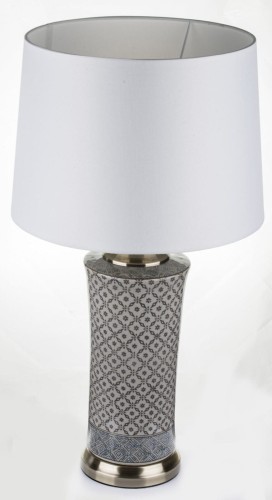 Wysoka lampa stołowa z białym abażurem.