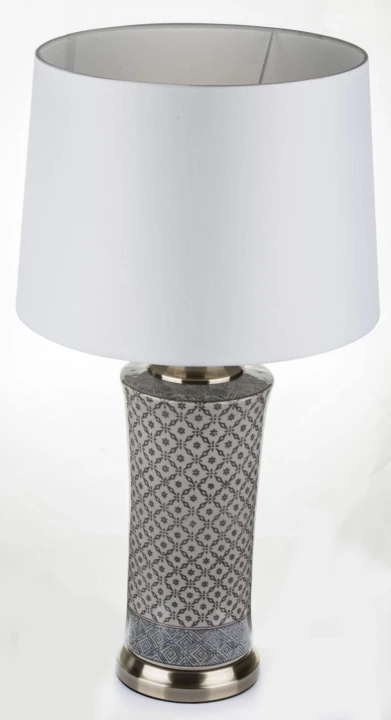Wysoka lampa stołowa z białym abażurem.
