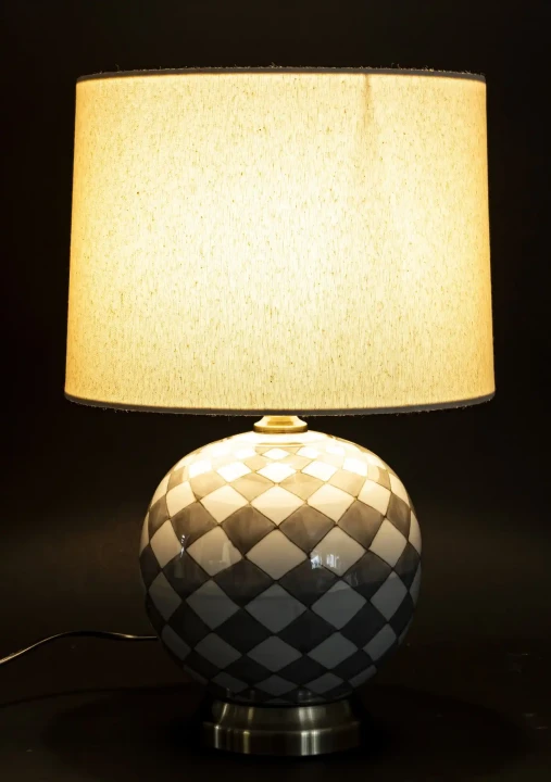 ceramiczna-lampa-stolowa-modern-classic-kratka-szachownica-2.webp