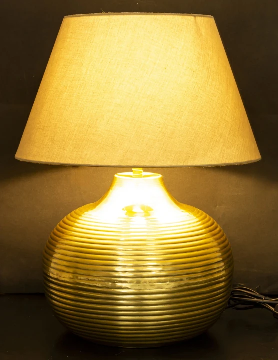 lampa-stolowa-zlota-z-bezowym-abazurem-7.jpg