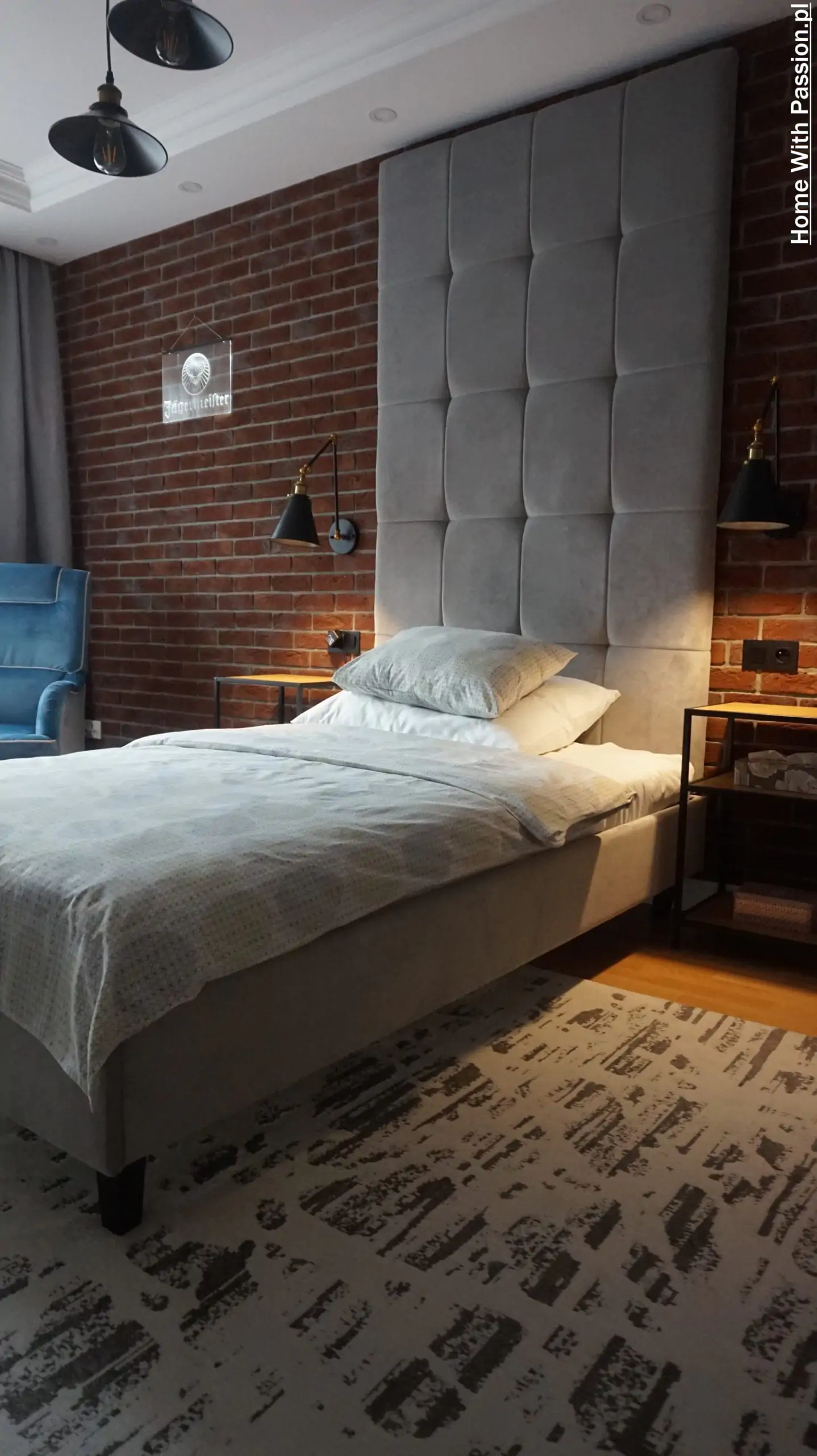 Pokój młodzieżowy loft z wysokim zagłówkiem i industrialnym oświetleniem