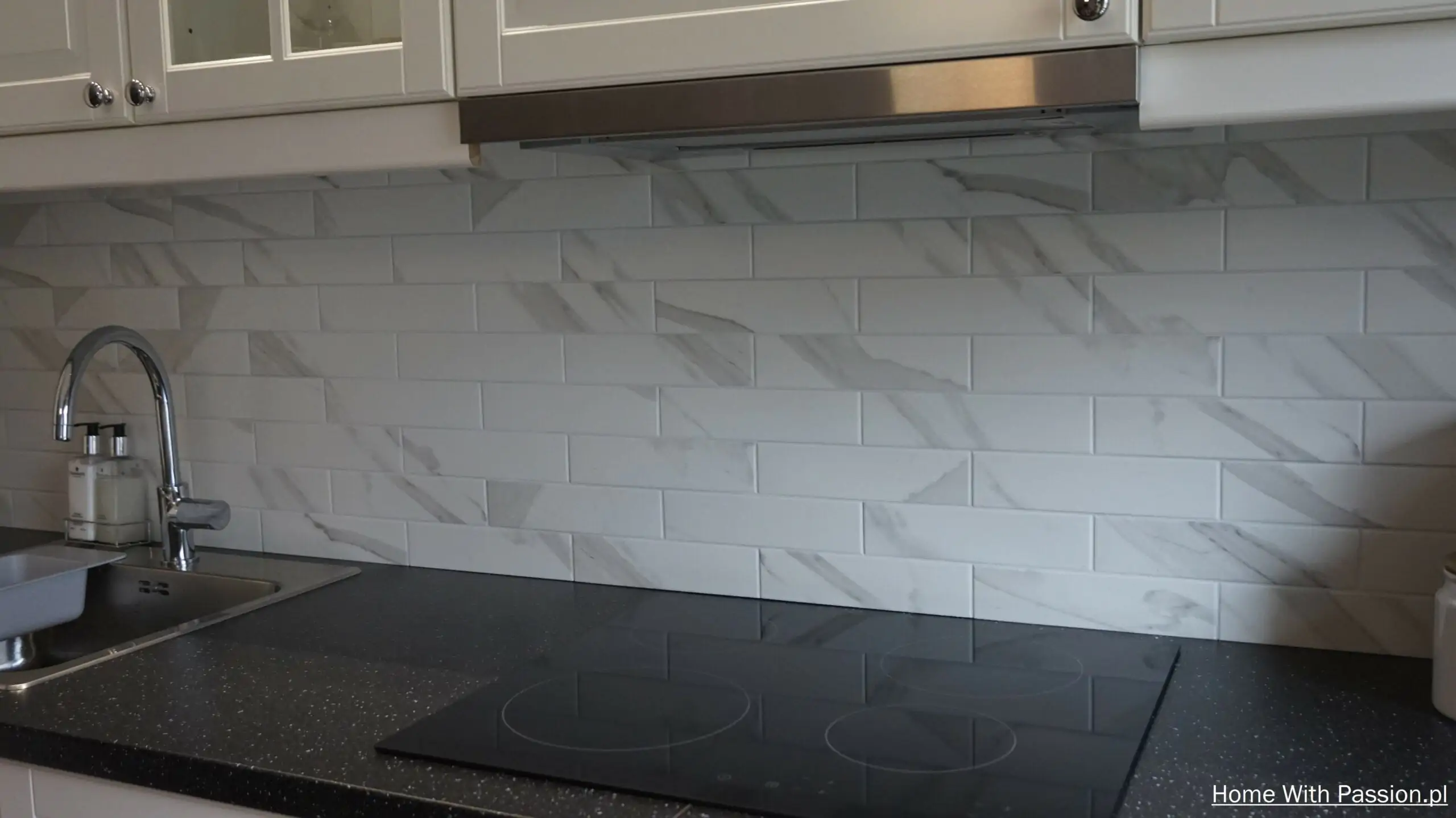Aneks kuchenny IKEA Bodbyn – płyta ceramiczna i płytki typu subway w kuchni nowojorskiej