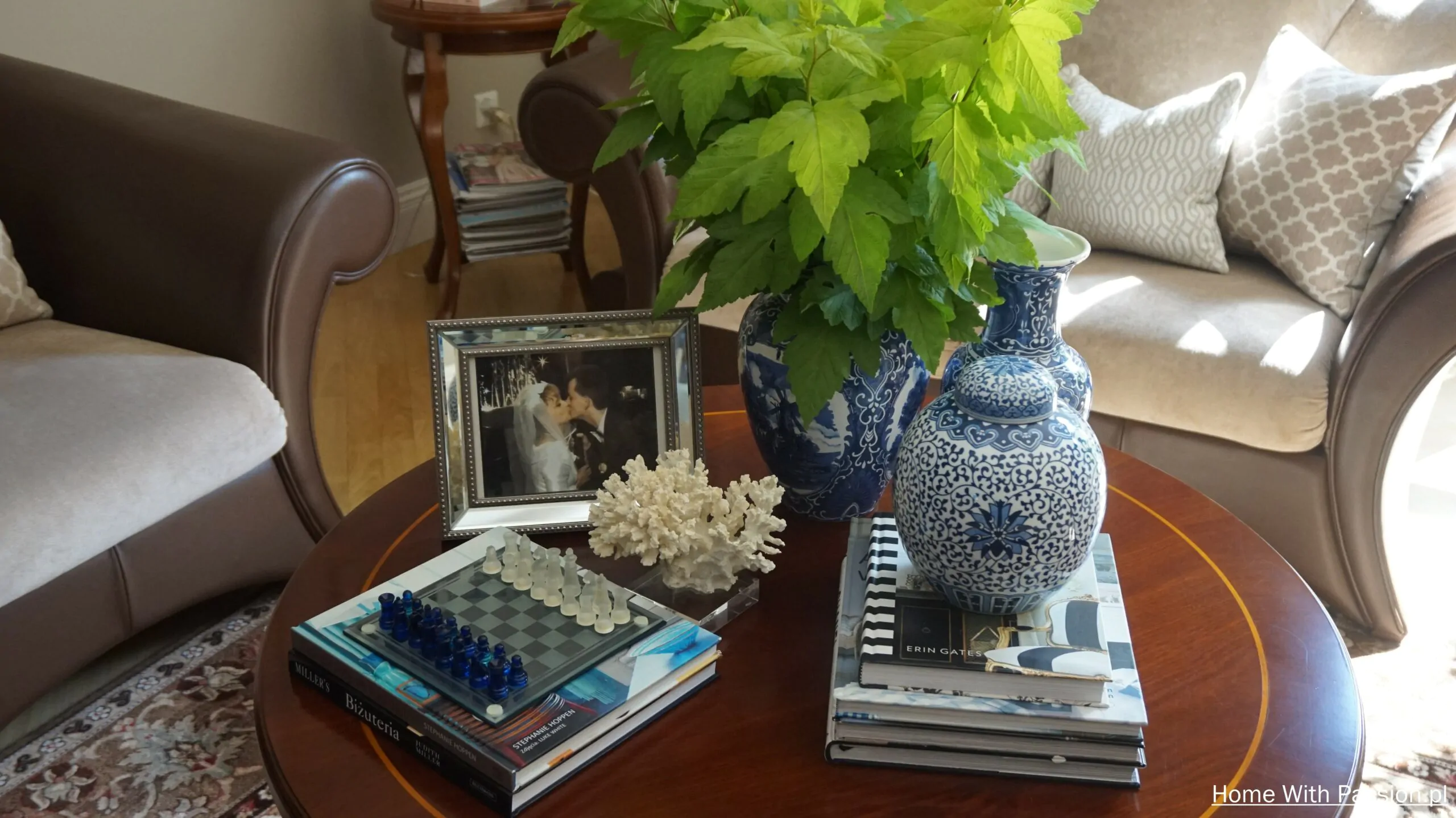 Stolik kawowy z albumami i biało-niebieską ceramiką – dekoracje wnętrz, książki coffee table i dodatki w stylu hampton