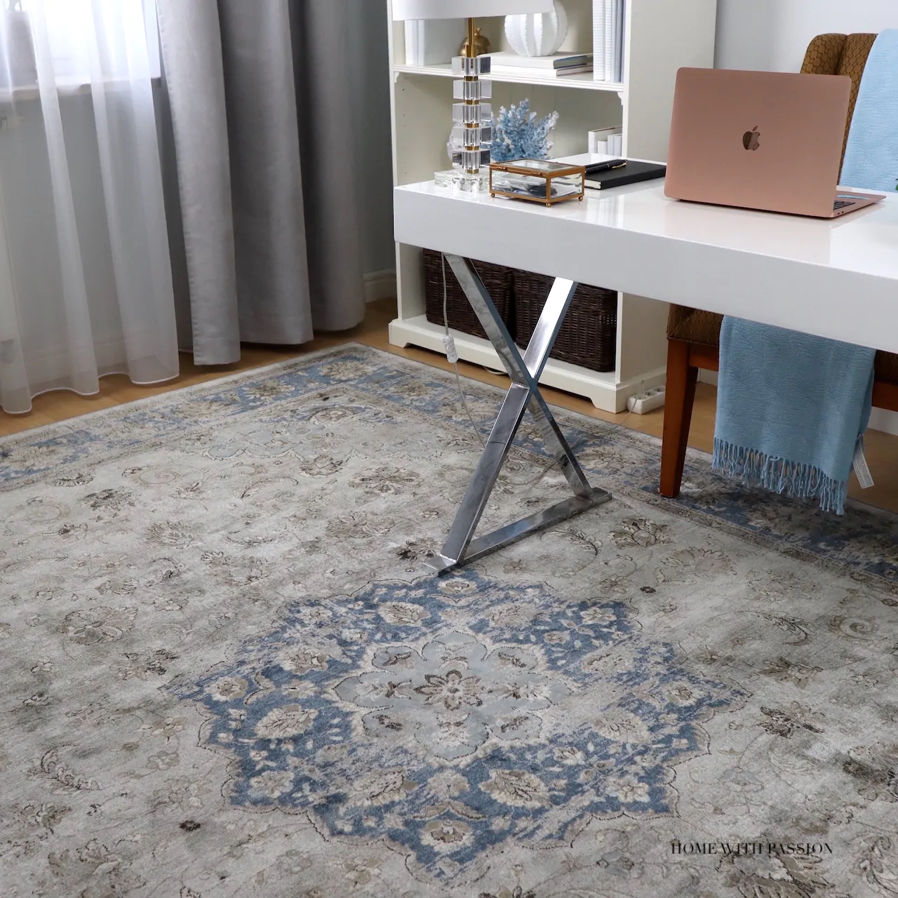 Dywan w stylu vintage pod biurkiem w domowym gabinecie