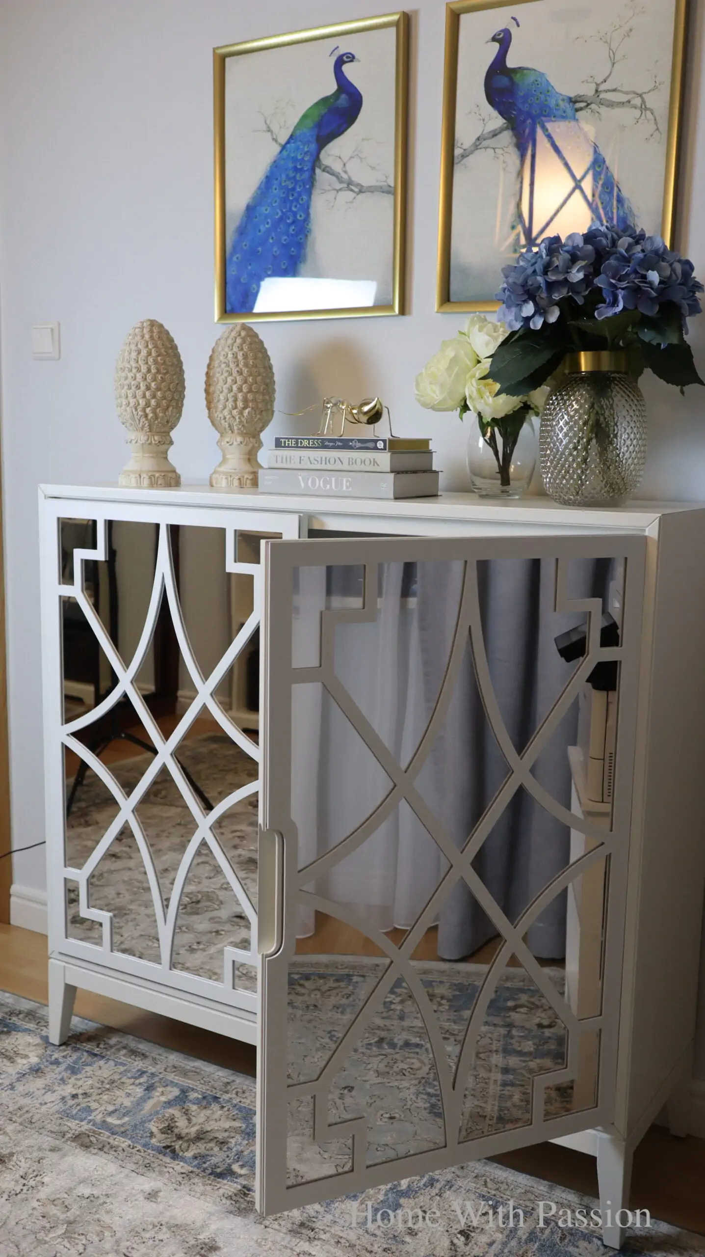 Komoda z geometrycznym wzorem i lustrem w aranżacji wnętrza – Ikea hack w praktyce