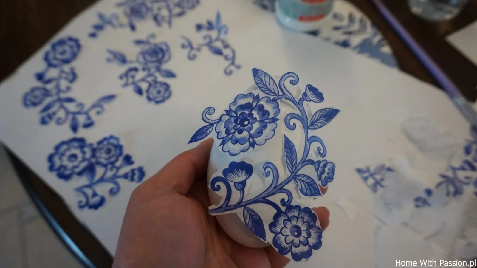 Naklejanie wzoru z serwetki na jajko wielkanocne w stylu hampton – technika decoupage krok po kroku