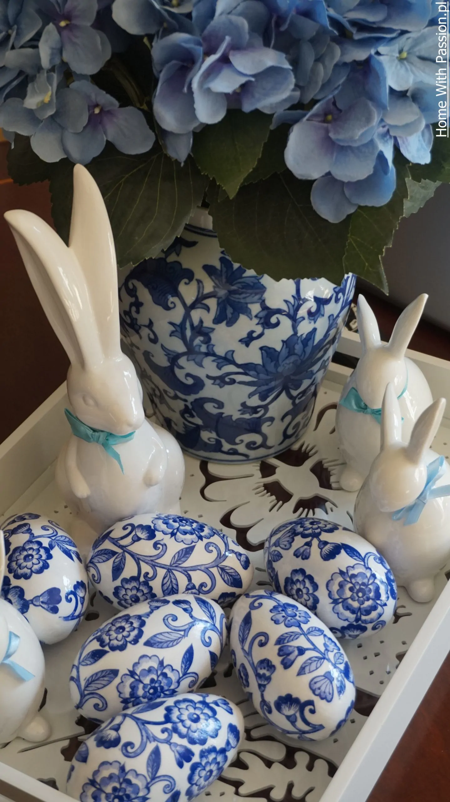 Dekoracje wielkanocne do domu w stylu hampton – zdobione jajka decoupage, białe króliki i niebieska hortensja
