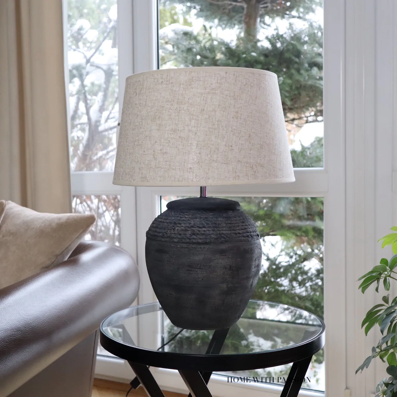 lampa stołowa na stoliku w salonie przy oknie