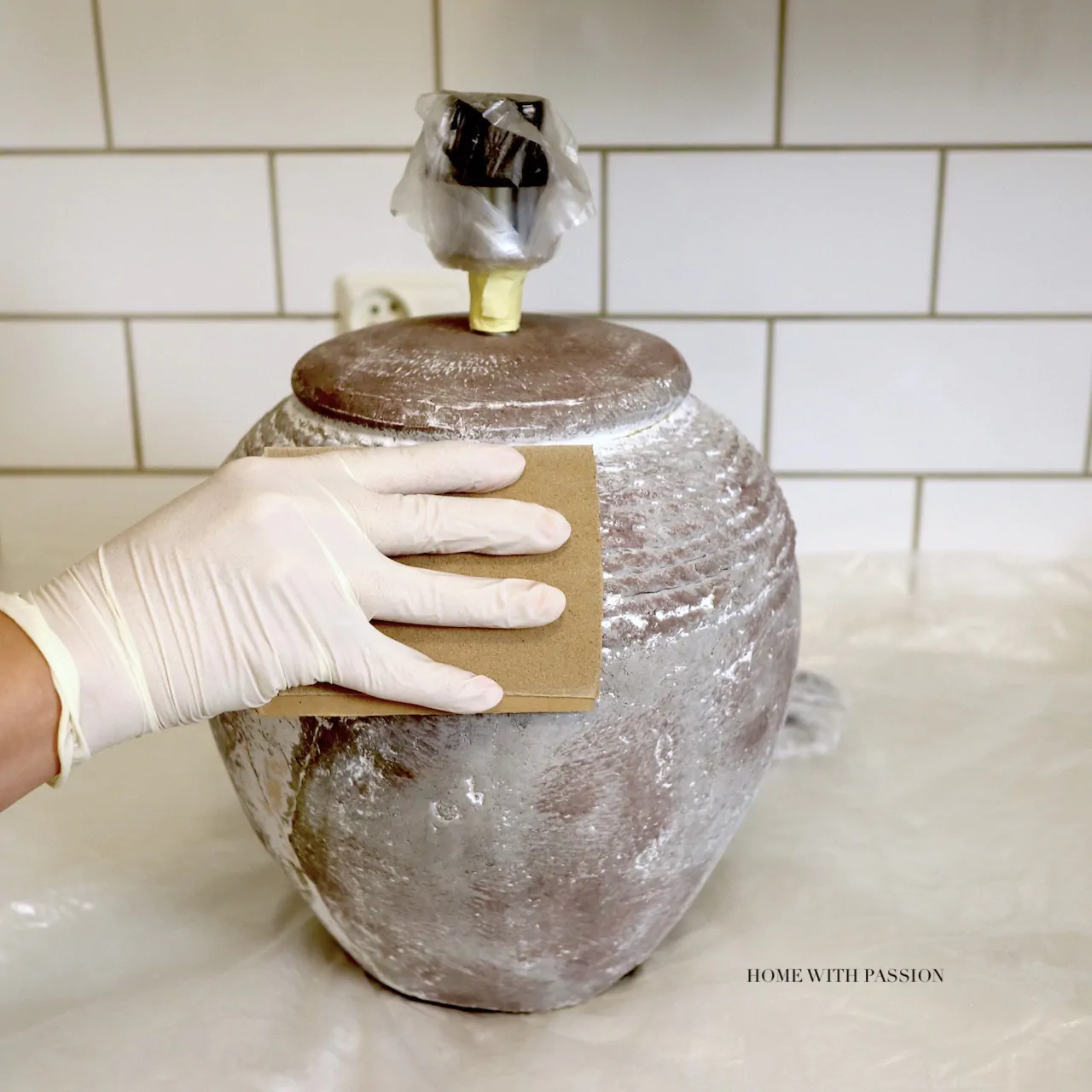 Czyszczenie i matowienie ceramicznej podstawy lampy przed malowaniem
