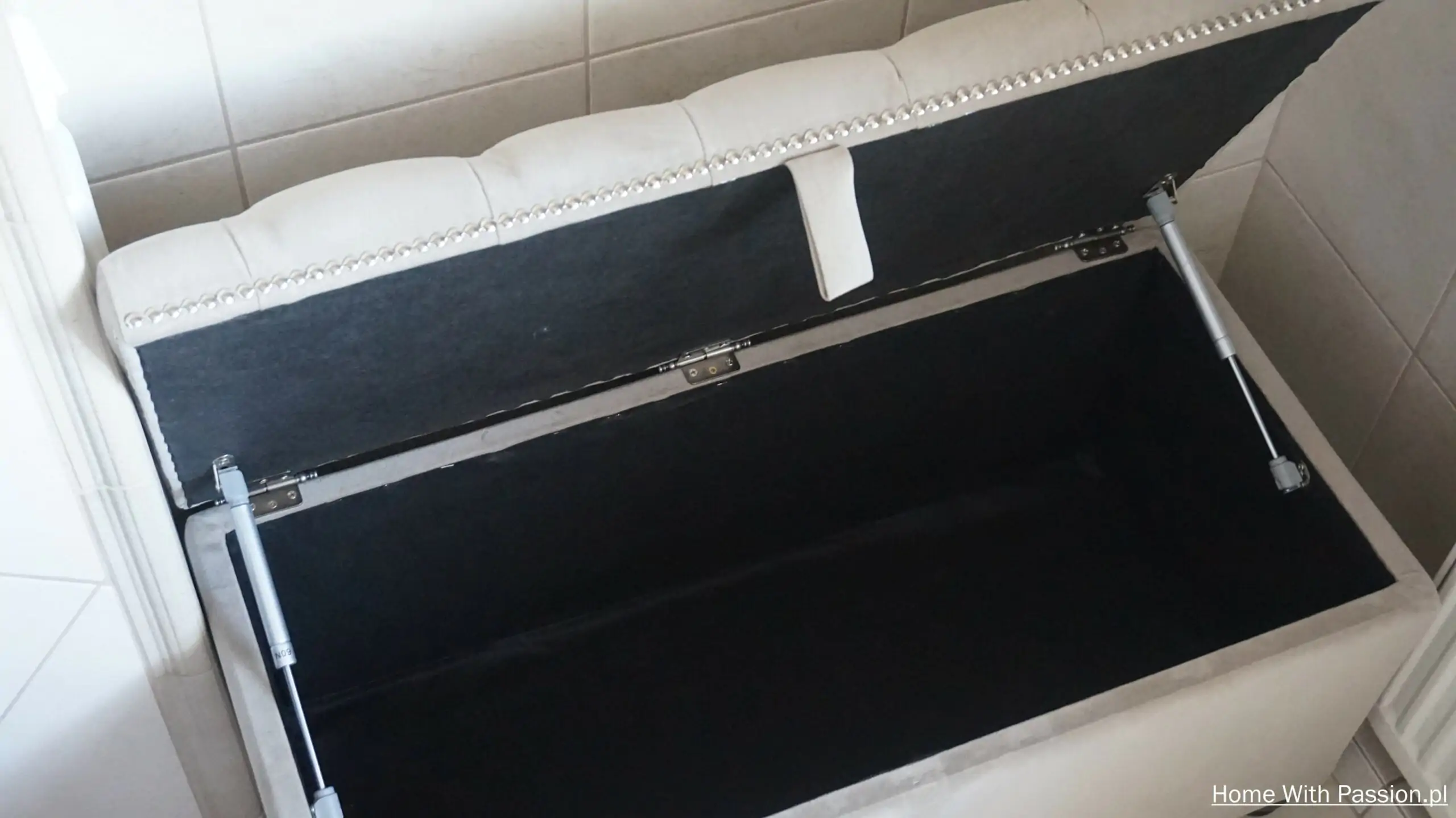 Otomana DIY ze schowkiem – montaż zawiasów i siłowników do podnoszonego siedziska