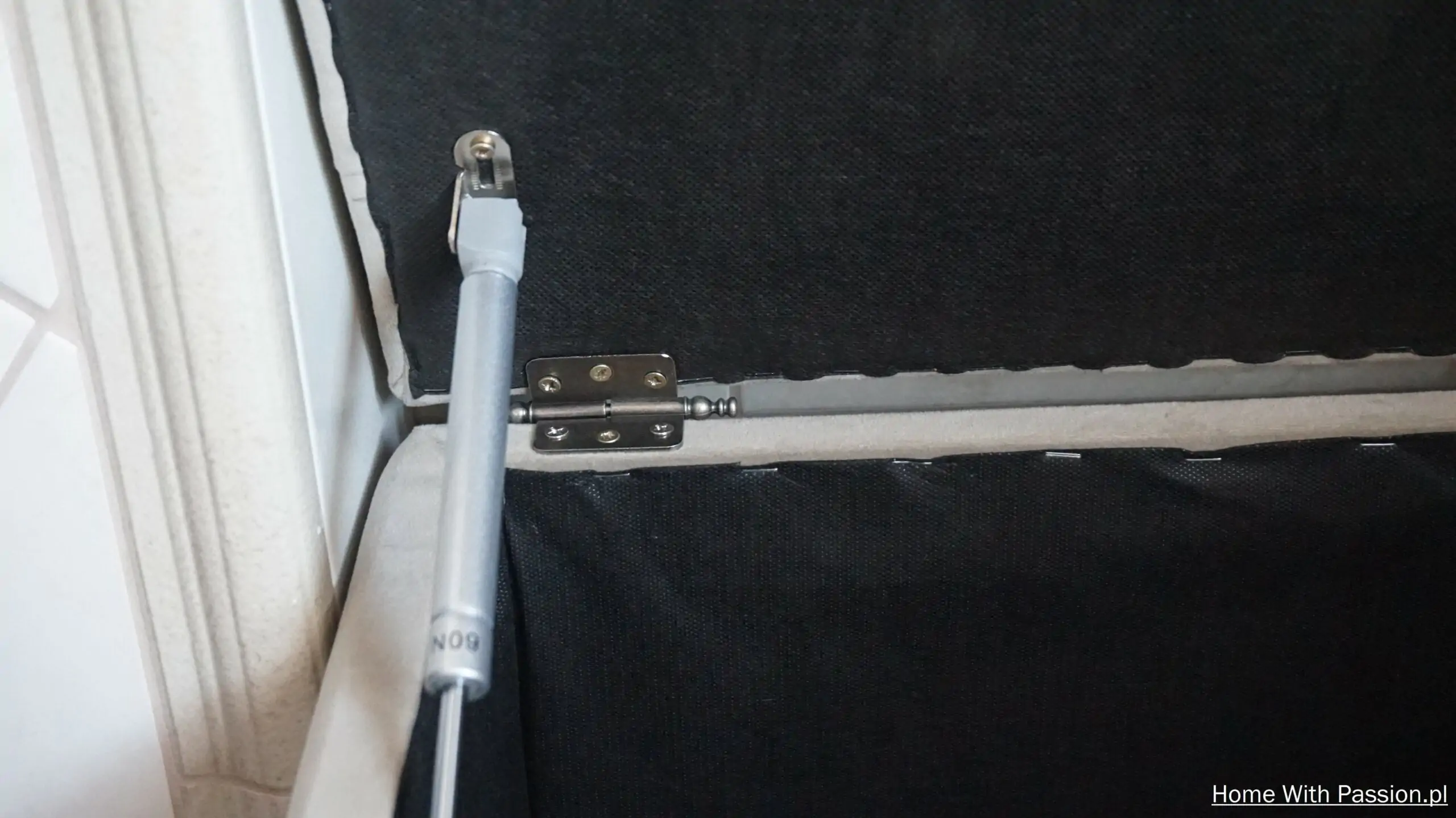 mocowania siłownika gazowego w otomanie DIY – stabilne podnoszenie pokrywy