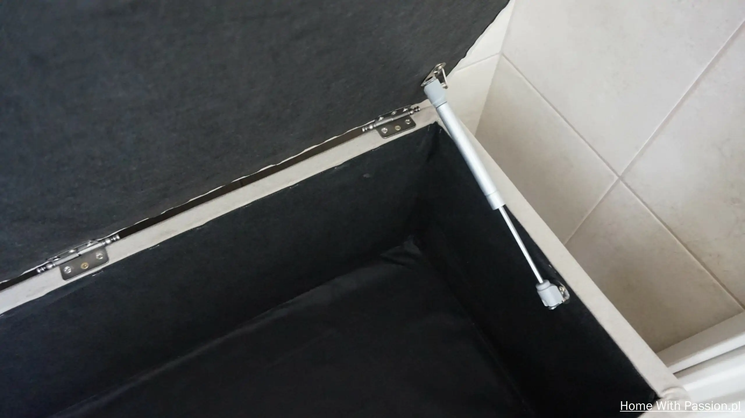 Wnętrze otomany DIY ze schowkiem – wykończenie środka czarną tkaniną