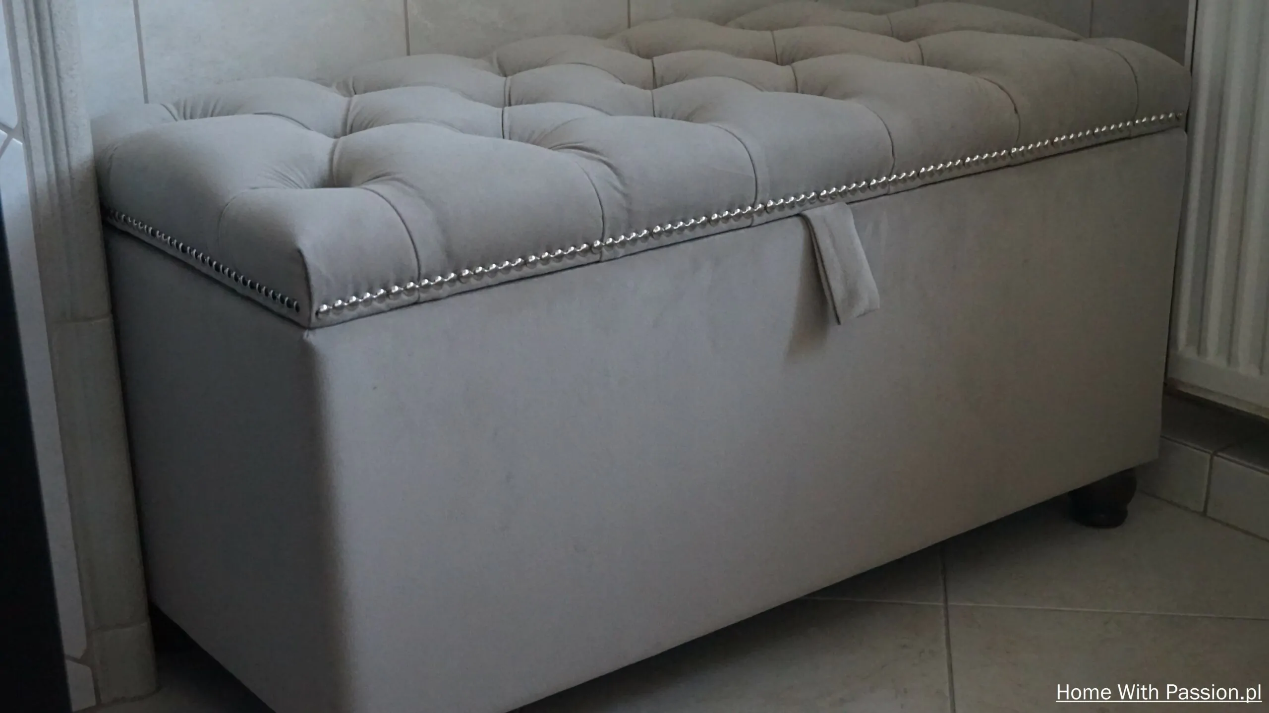 Gotowa otomana DIY pikowana z guzikami – elegancki mebel tapicerowany krok po kroku