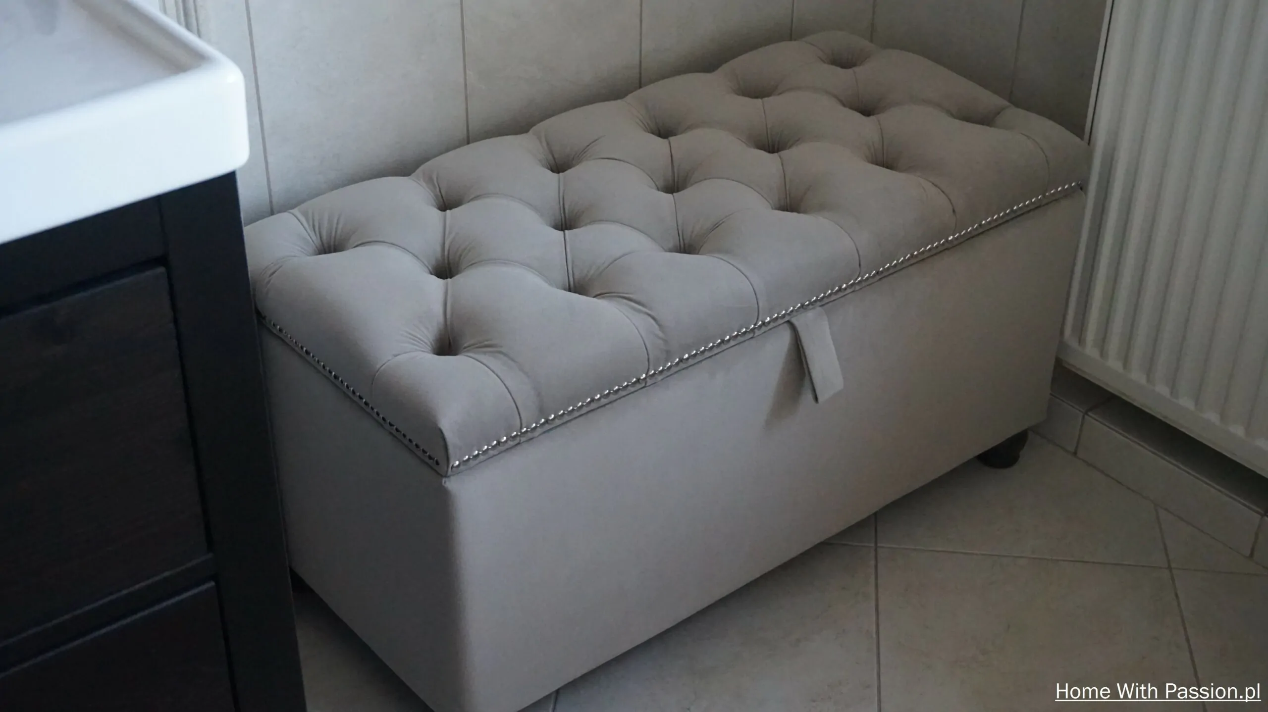 Gotowa otomana DIY ze schowkiem w łazience