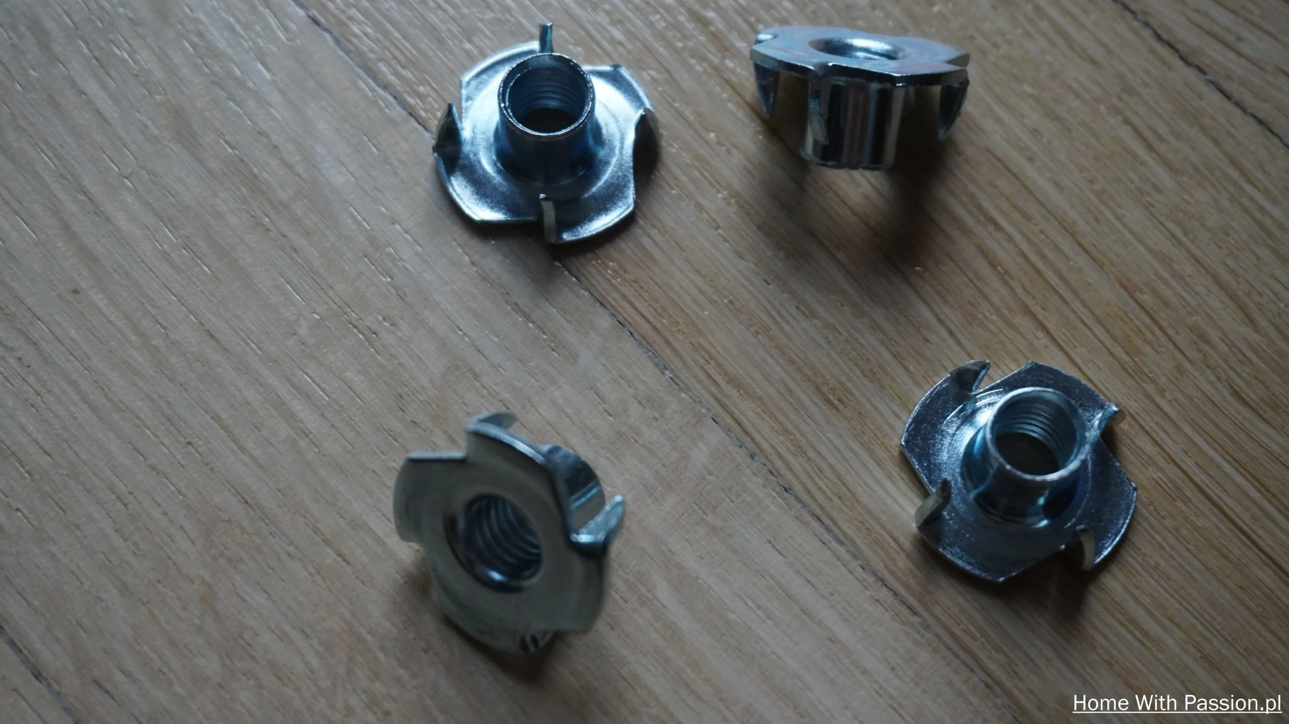 Nakrętki pazurkowe do mebli – elementy montażowe używane przy budowie otomany DIY