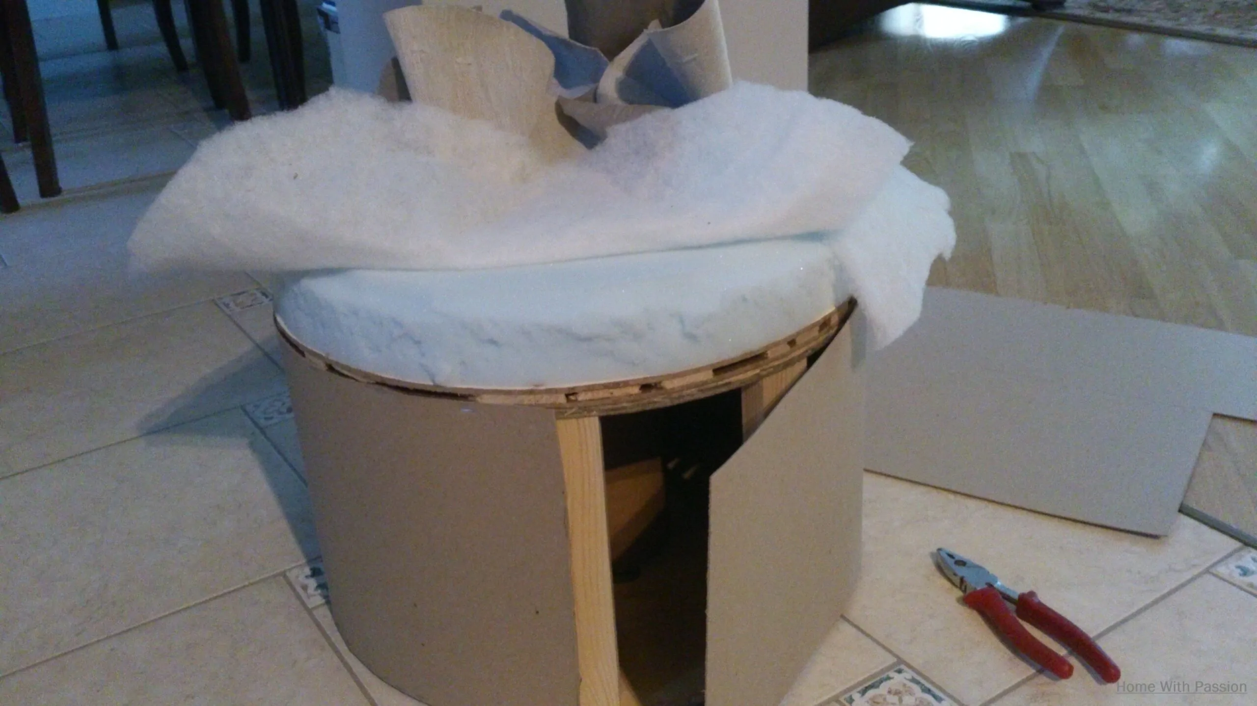 tworzenie korpusu pufy DIY ze szpuli po kablu – mocowanie kartonu po bokach i siedziska”