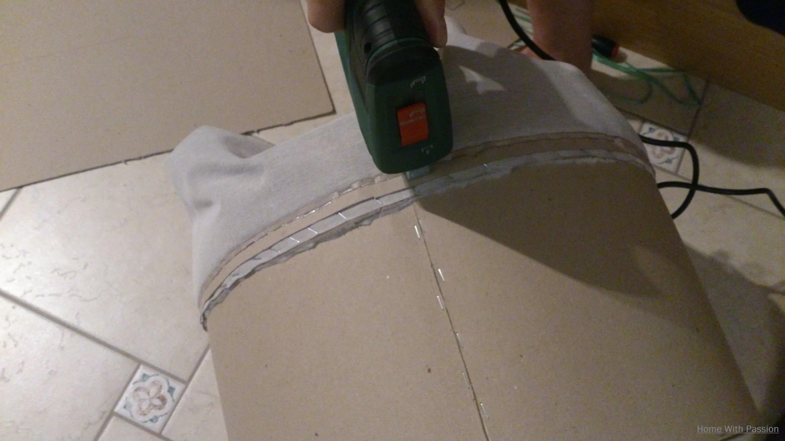 mocowanie tkaniny do pufy ze szpuli po kablu zszywaczem tapicerskim – wykończenie obicia DIY