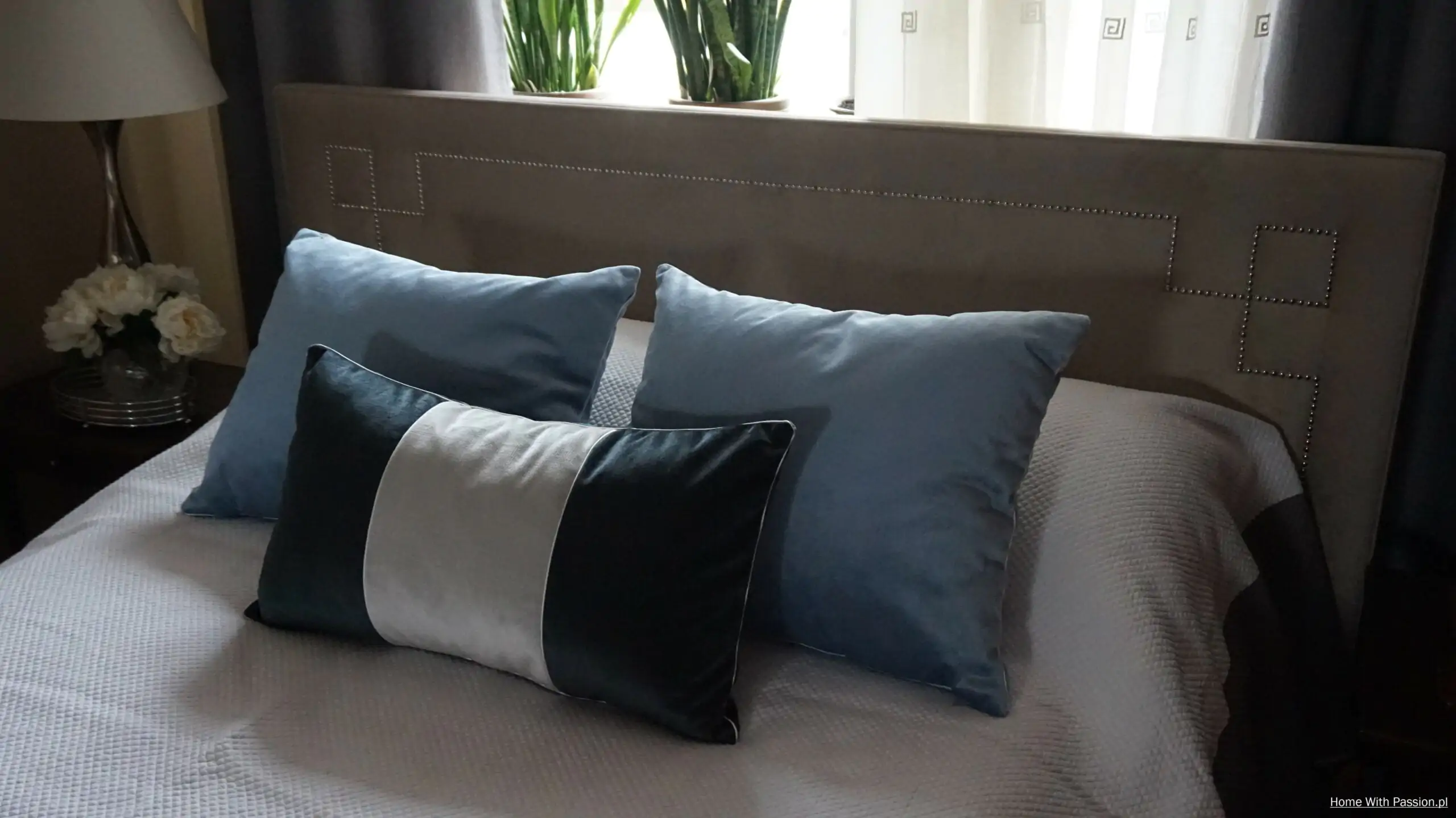 Łóżko z tapicerowanym zagłówkiem DIY w aranżacji sypialni – eleganckie poduszki i nowoczesny wystrój