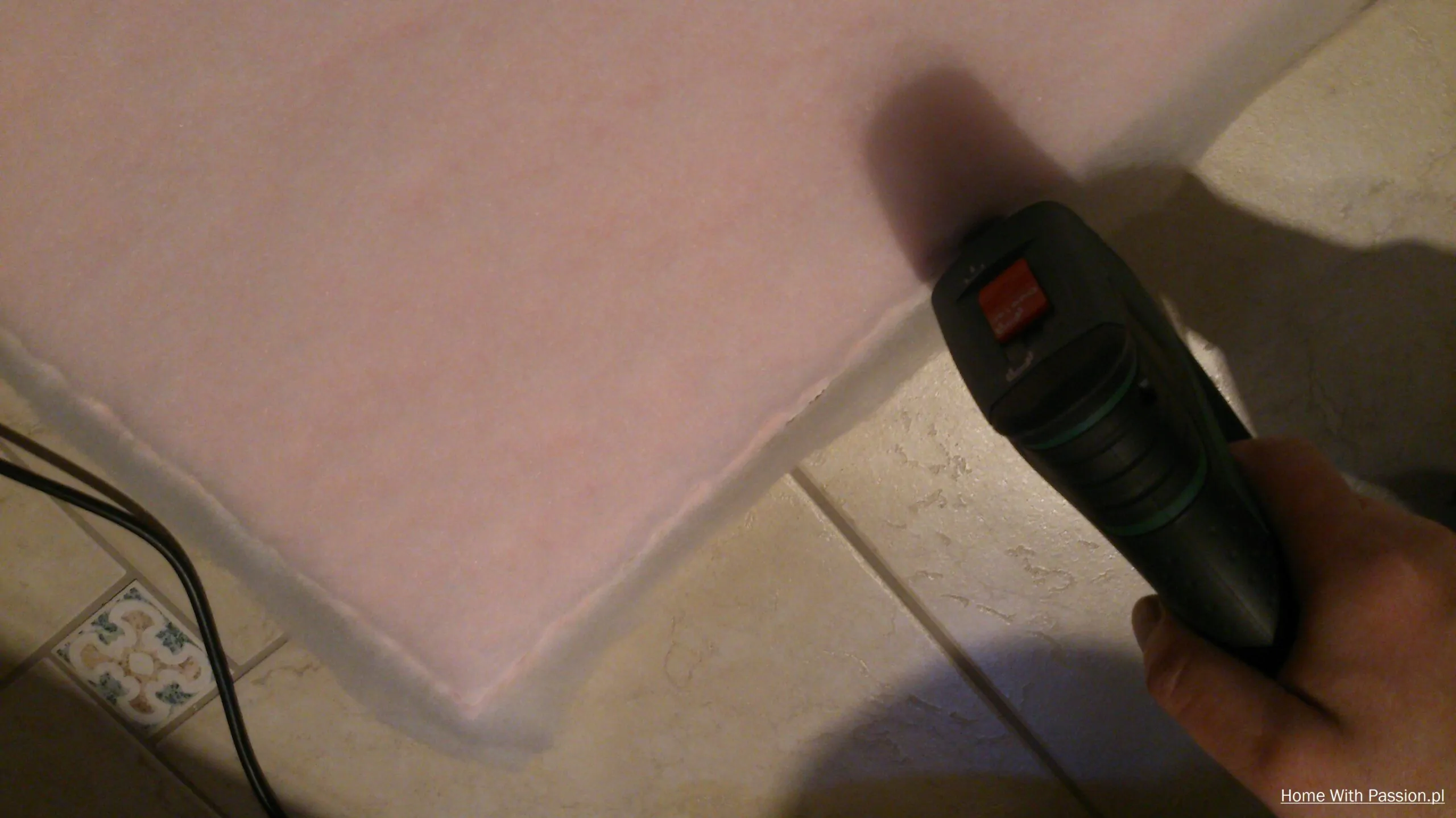 Naciąganie i zawijanie pianki na krawędziach zagłówka – tapicerowanie zagłówka instrukcja DIY