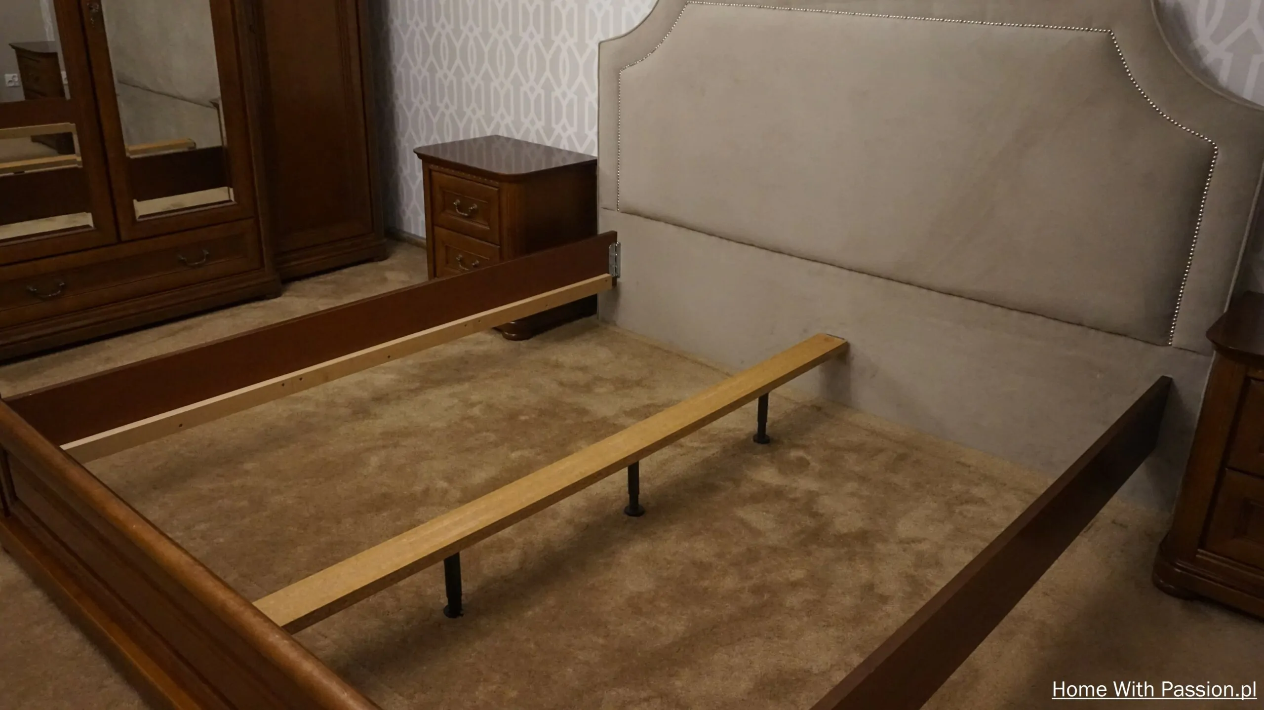 Gotowy zagłówek tapicerowany zamontowany przy łóżku – efekt DIY w aranżacji sypialni