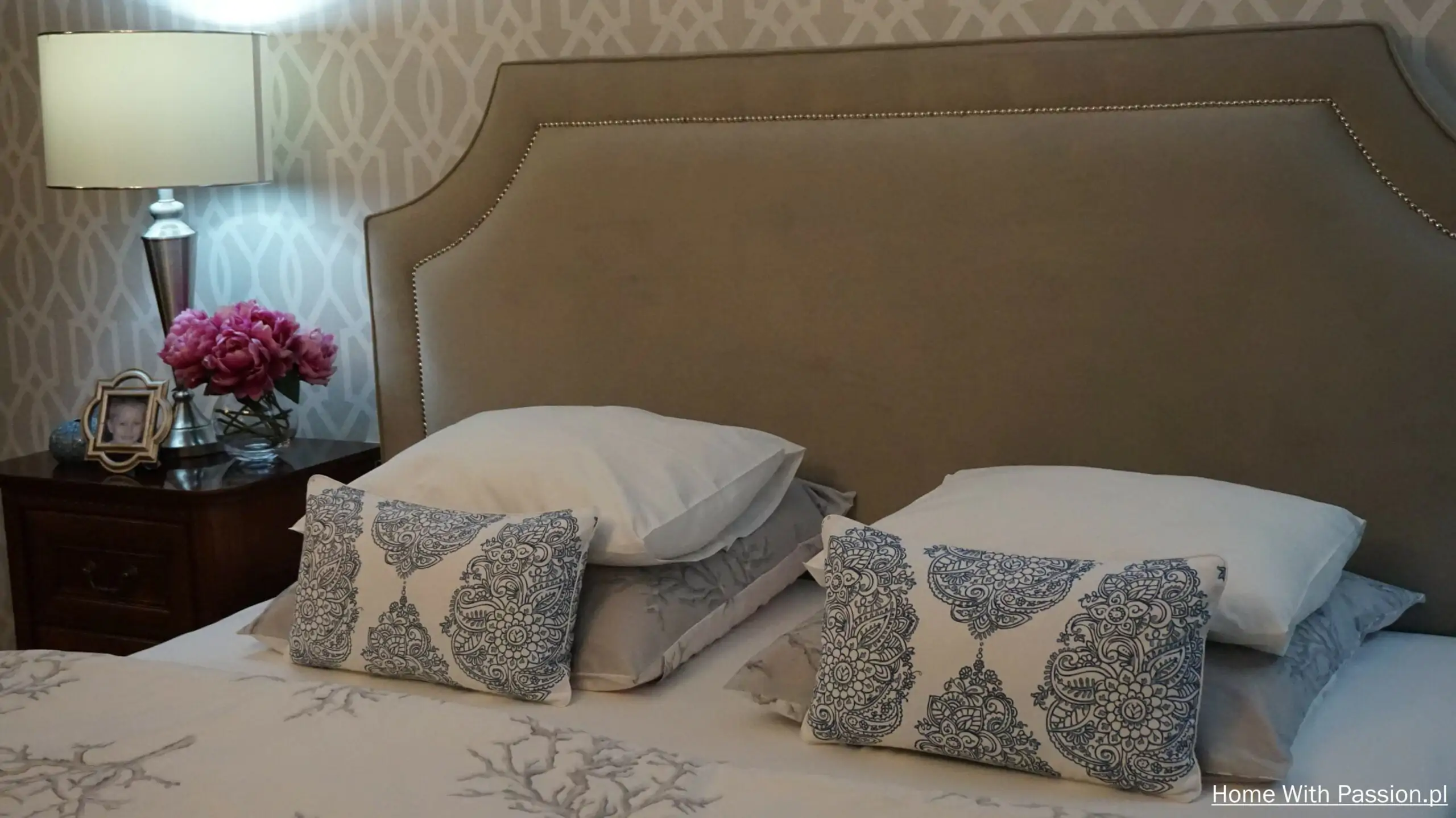Elegancki zagłówek tapicerowany DIY w sypialni – dekoracyjne poduszki i stylowe wykończenie łóżka
