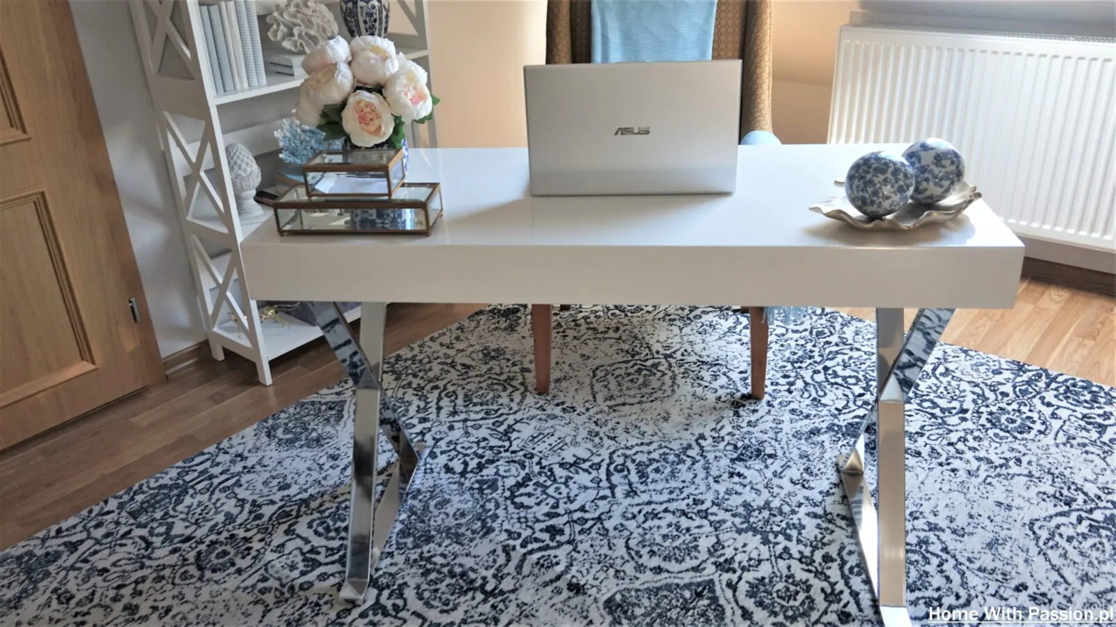 Elegancka aranżacja biurka Hampton z kwiatami, szkatułką i ceramicznymi dodatkami