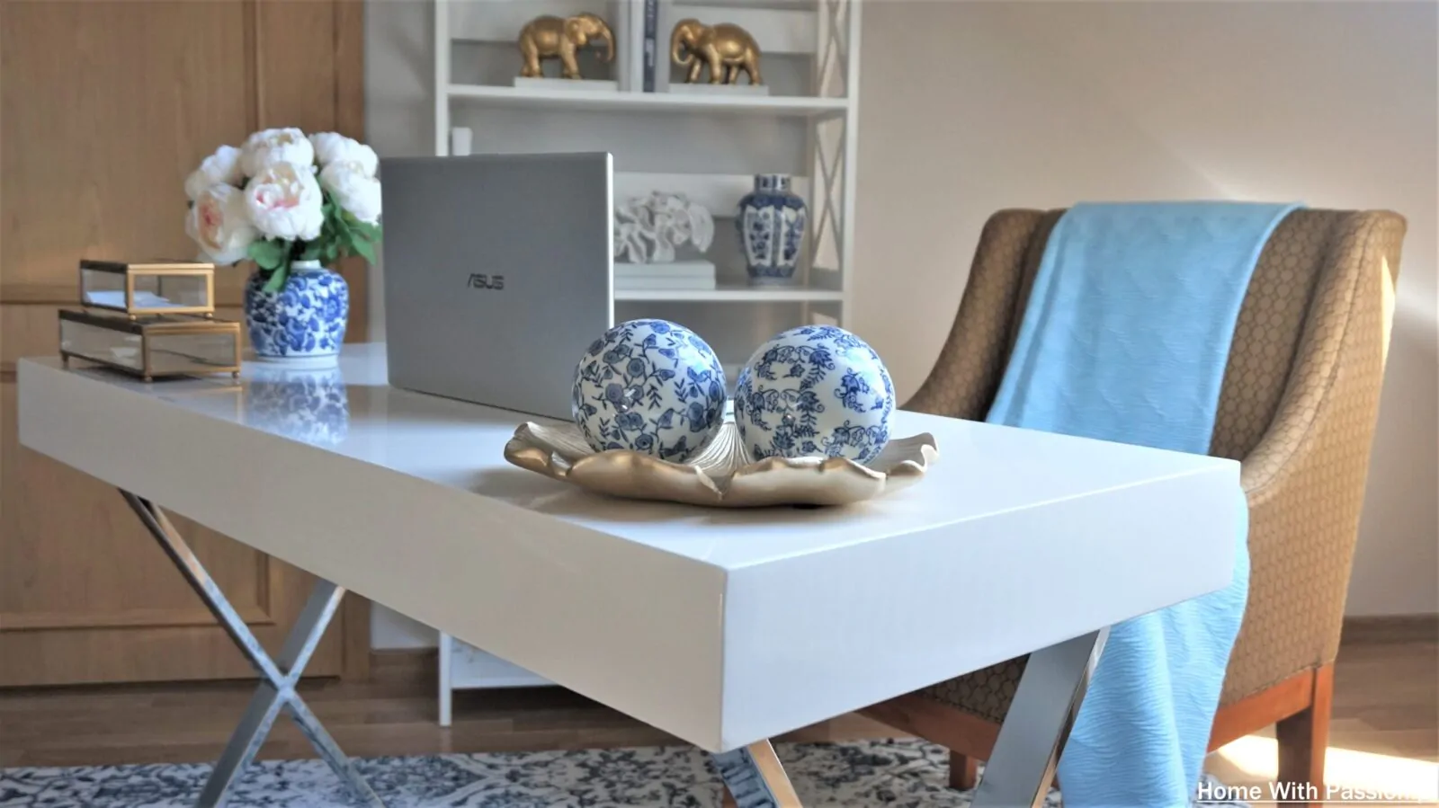 Aranżacja biurka Hampton z eleganckimi dodatkami i laptopem