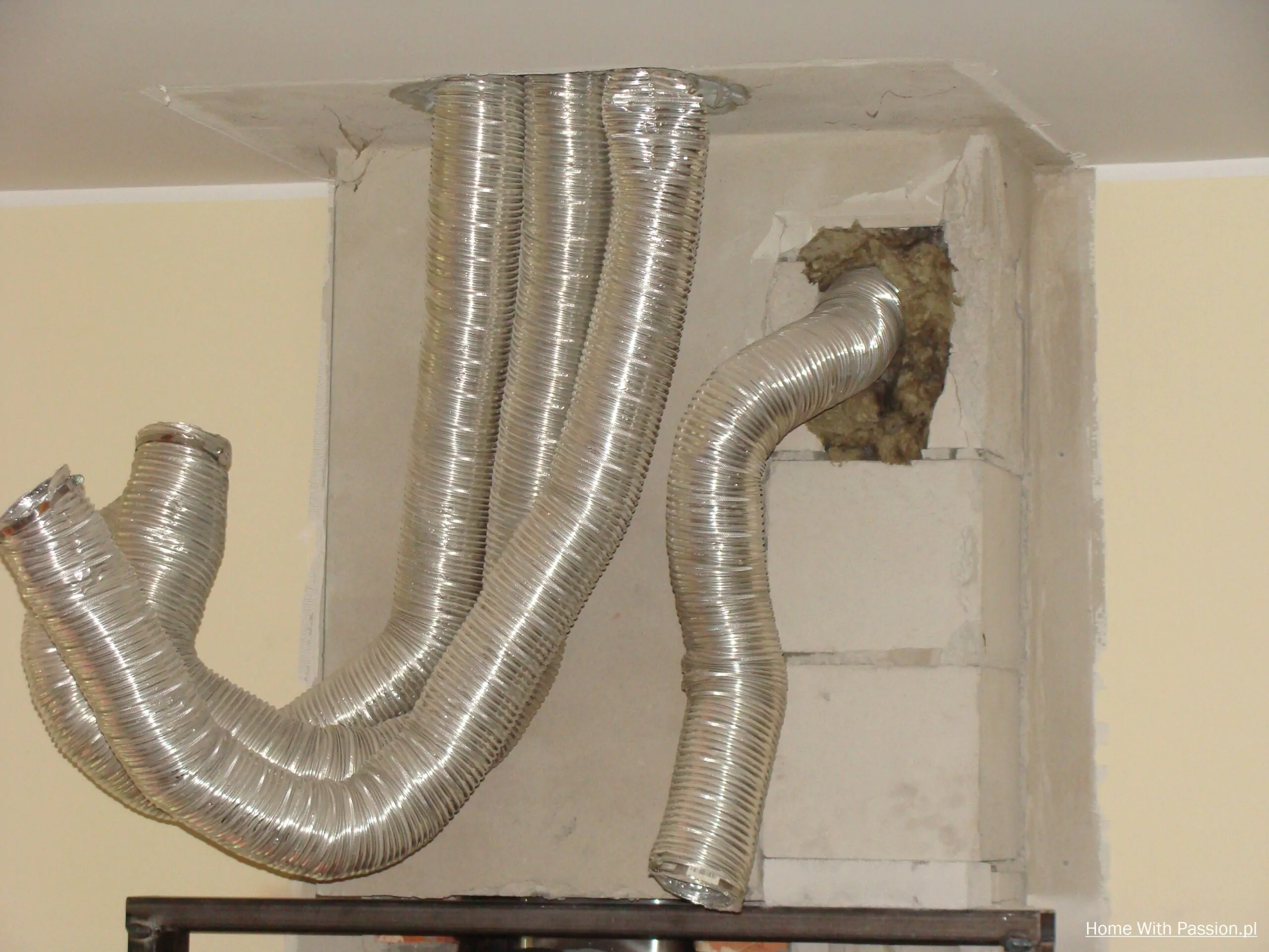 system dystrybucji gorącego powietrza w kominku montaż rur i instalacji kominkowej podczas przebudowy