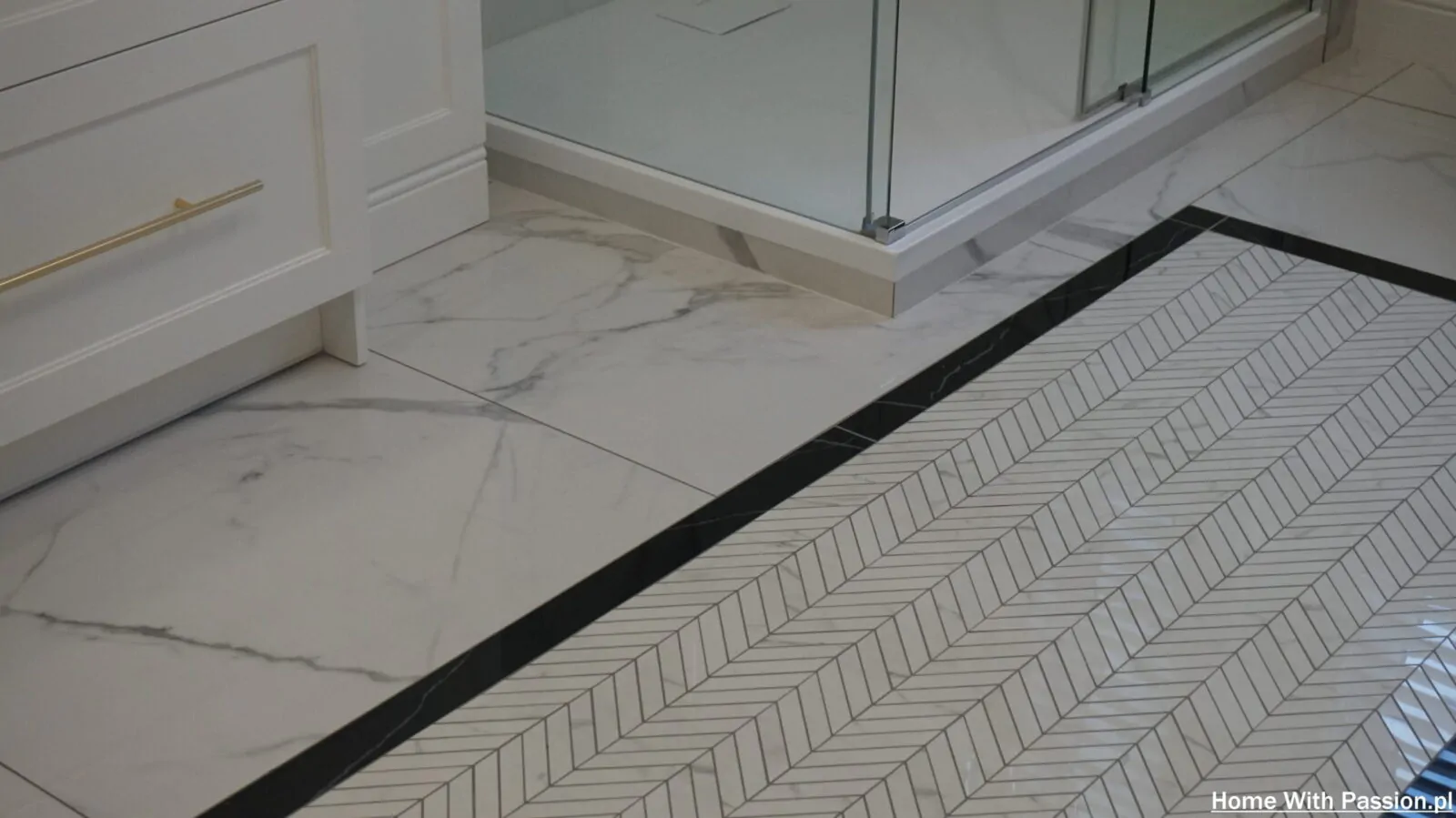 Podłoga łazienkowa w jodełkę z czarną ramką, eleganckie wykończenie wnętrza