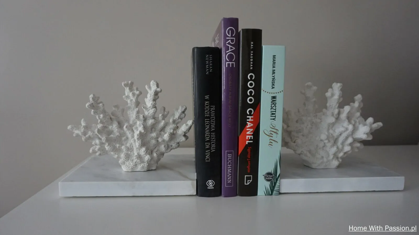 podpórki do książek DIY z figurek koralowca na marmurowej podstawie