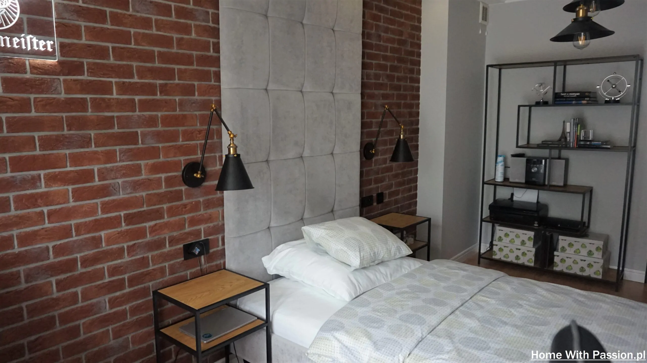 Pokój młodzieżowy w stylu loft z regałem metalowym i cegłą na ścianie