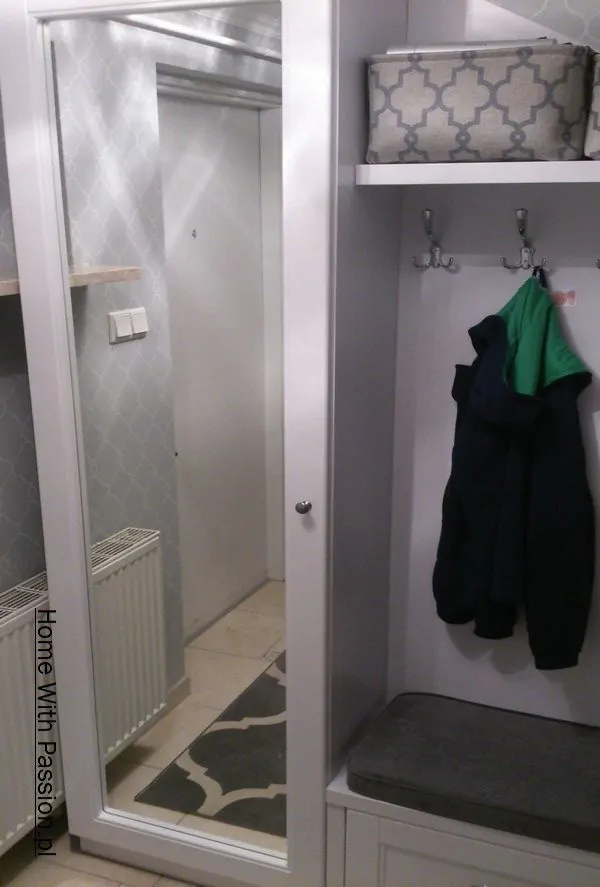 Funkcjonalny przedpokój po metamorfozie – zabudowa z lustrem, wieszakami i półką, nowoczesna aranżacja małego przedpokoju