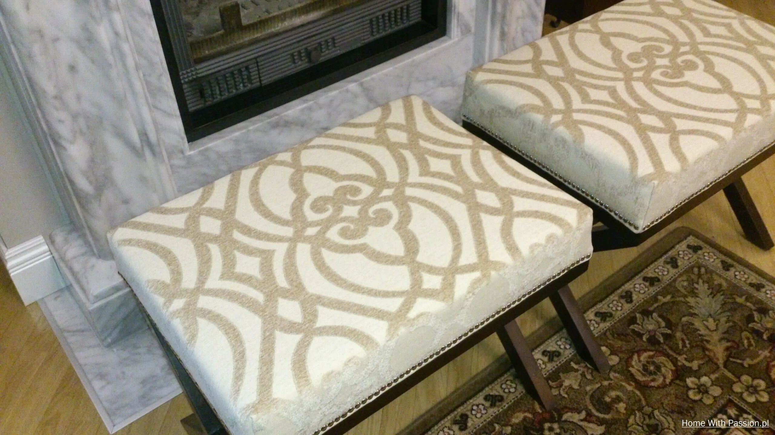 pufy cross - zestaw tapicerowanych puf przy kominku elegancka aranżacja salonu DIY
