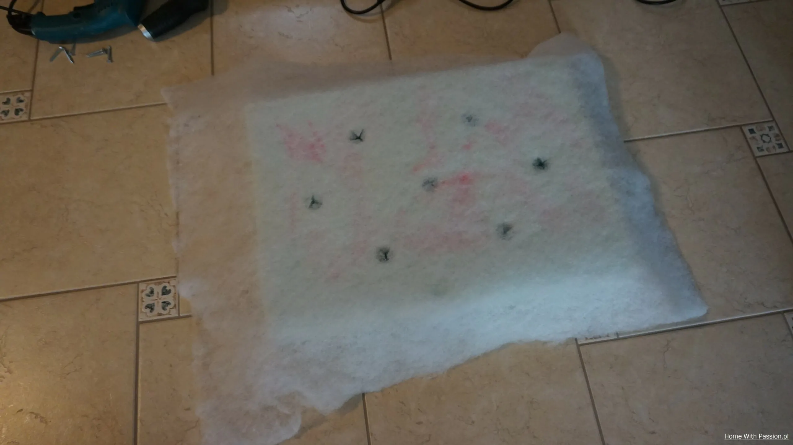 pufa cross DIY przygotowanie wypełnienia owata i zaznaczenie punktów pikowania jak zrobić pufę krok po kroku