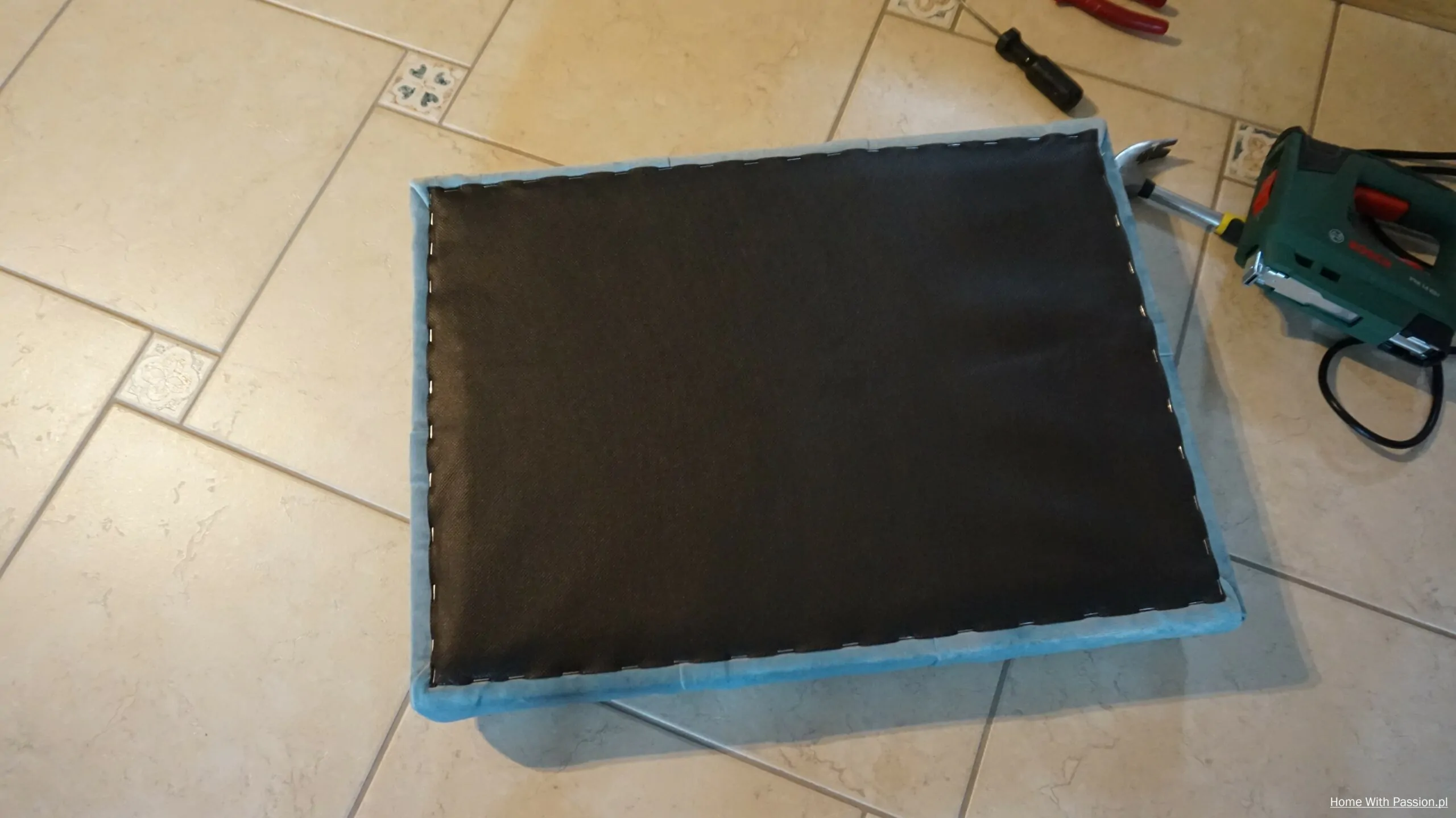 pufa cross DIY wykończony spód siedziska czarna tkanina zabezpieczająca jak zrobić pufę tapicerowaną