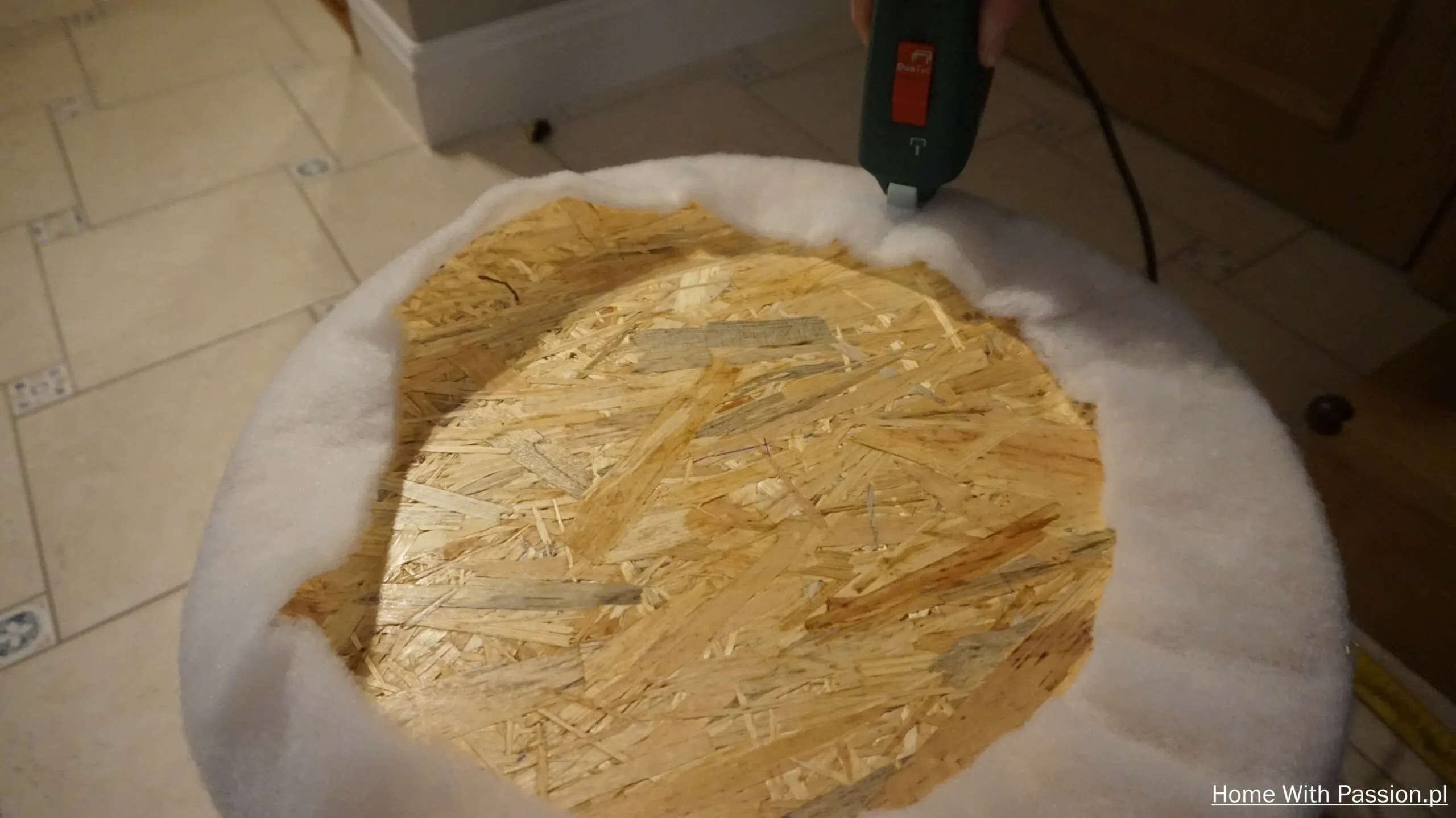 Mocowanie owaty do spodu pufy DIY za pomocą takera – wykończenie konstrukcji