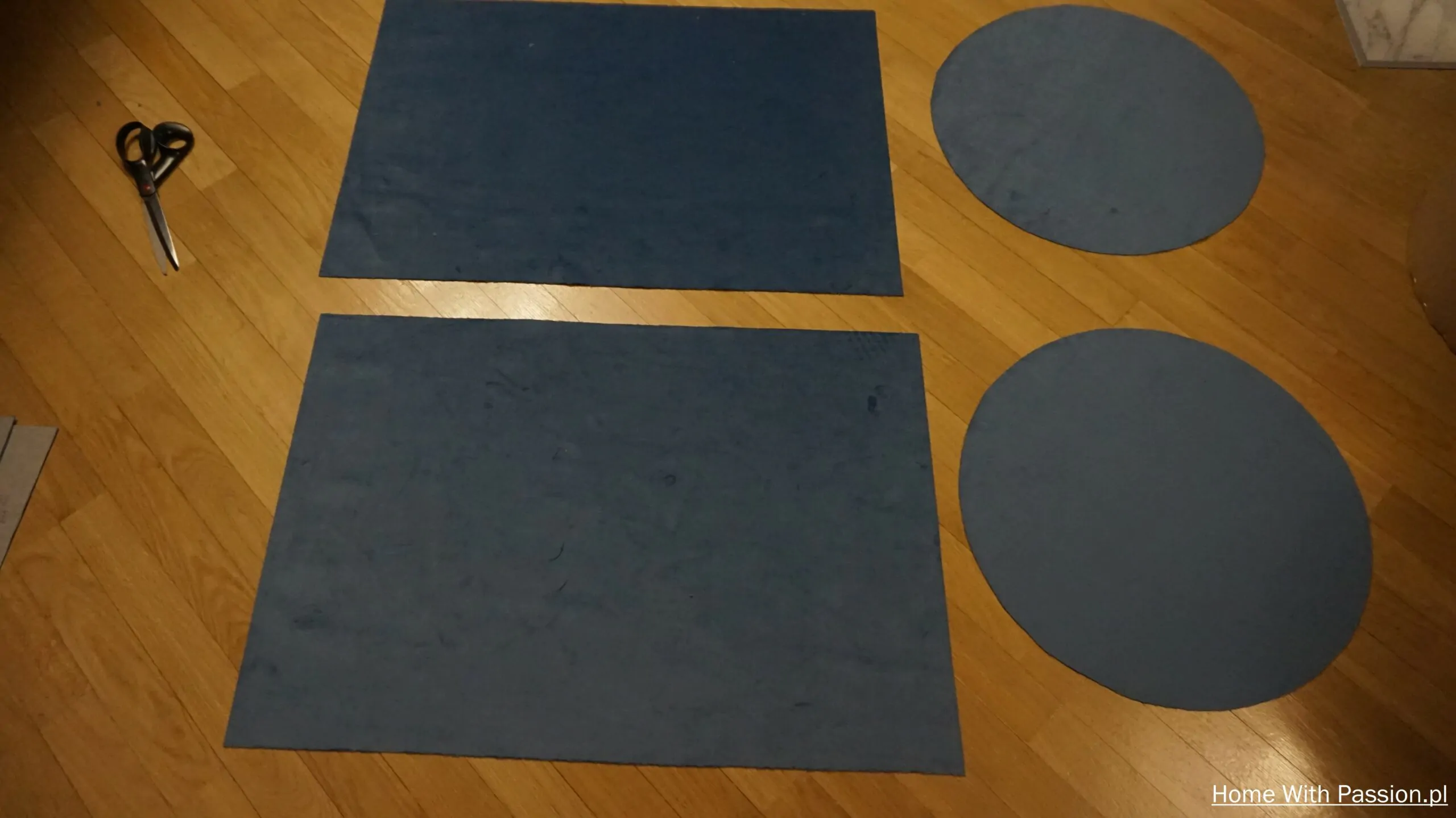 Elementy tkaniny do pufy glamour DIY – wycięte boki i siedziska do tapicerowania