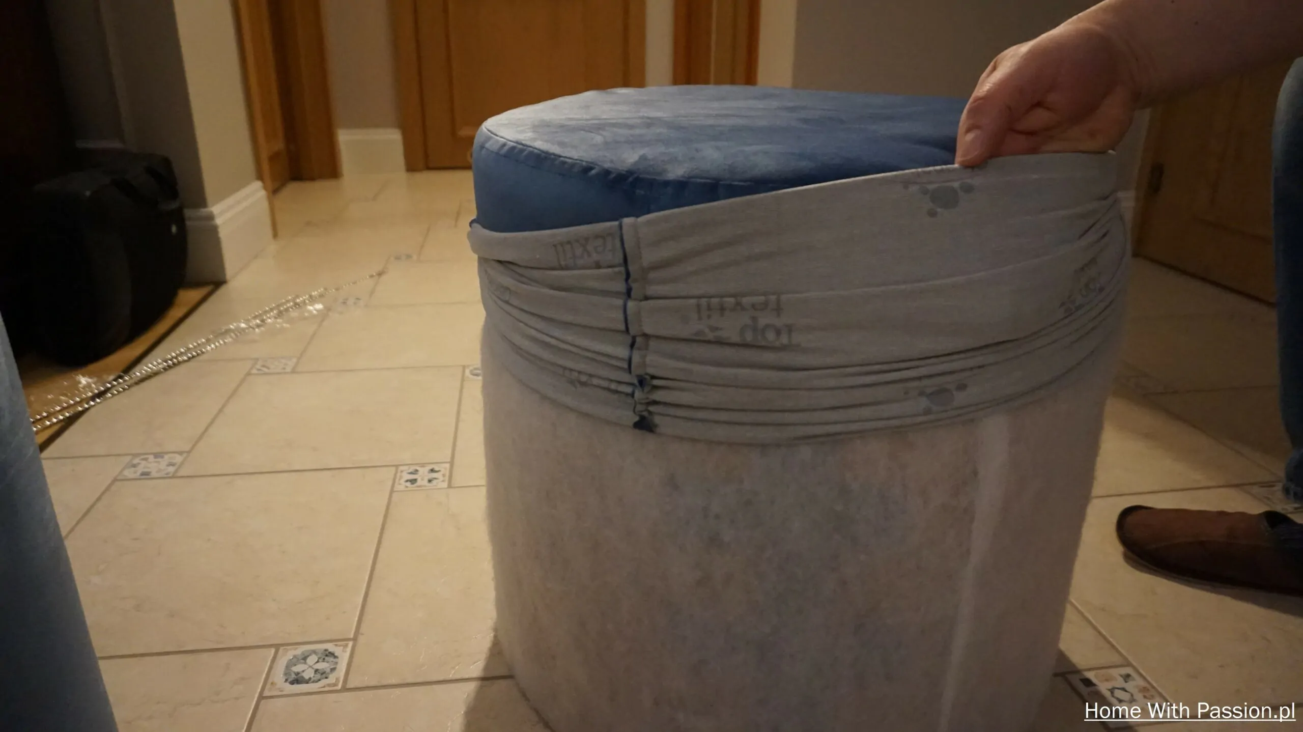 Zakładanie pokrowca na pufę glamour DIY – dopasowanie materiału do siedziska