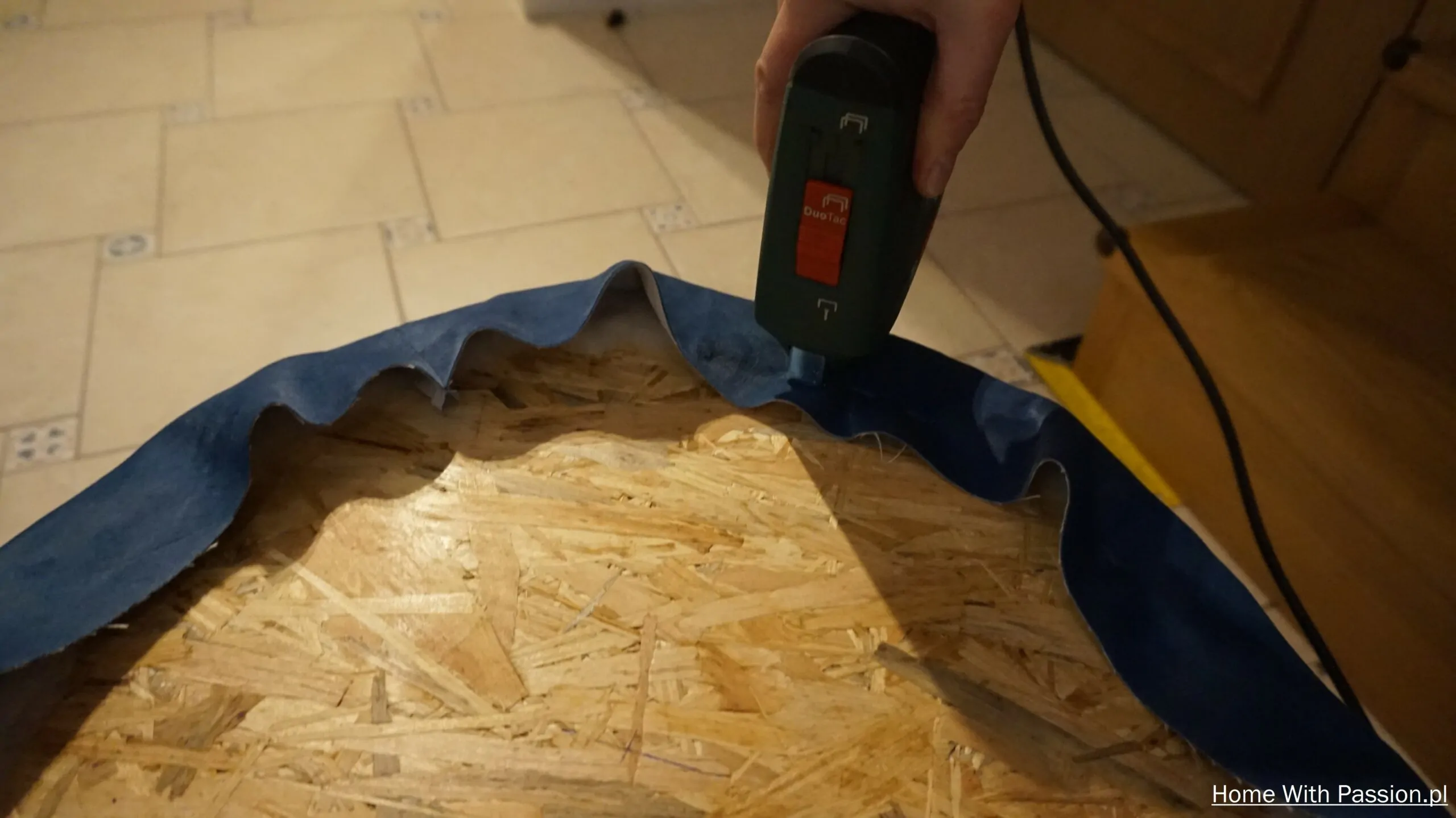 Tapicerowanie pufy DIY – naciąganie i układanie tkaniny wokół konstrukcji