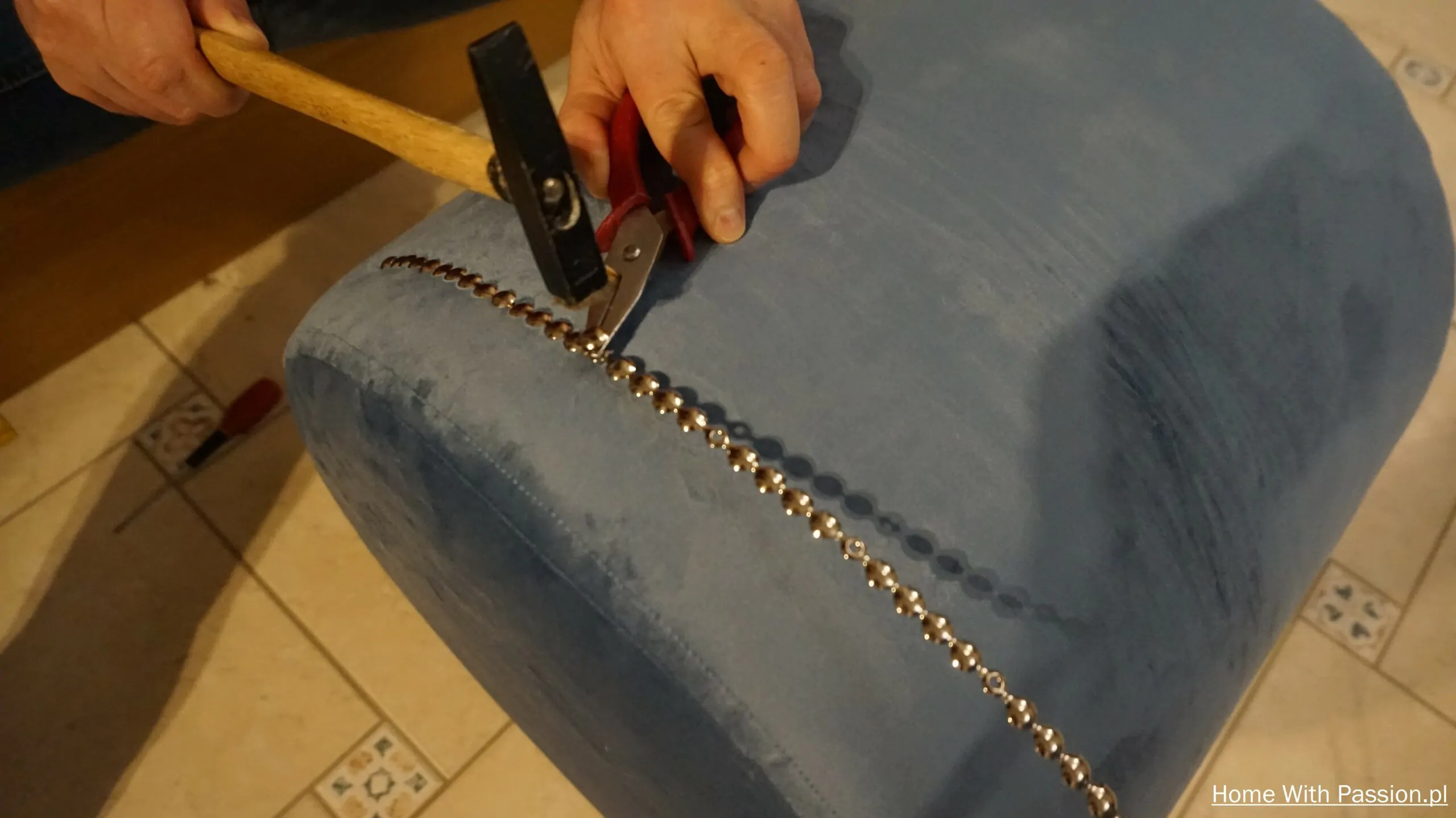 Montaż ozdobnej taśmy z gwoździ tapicerskich – wykończenie pufy glamour DIY