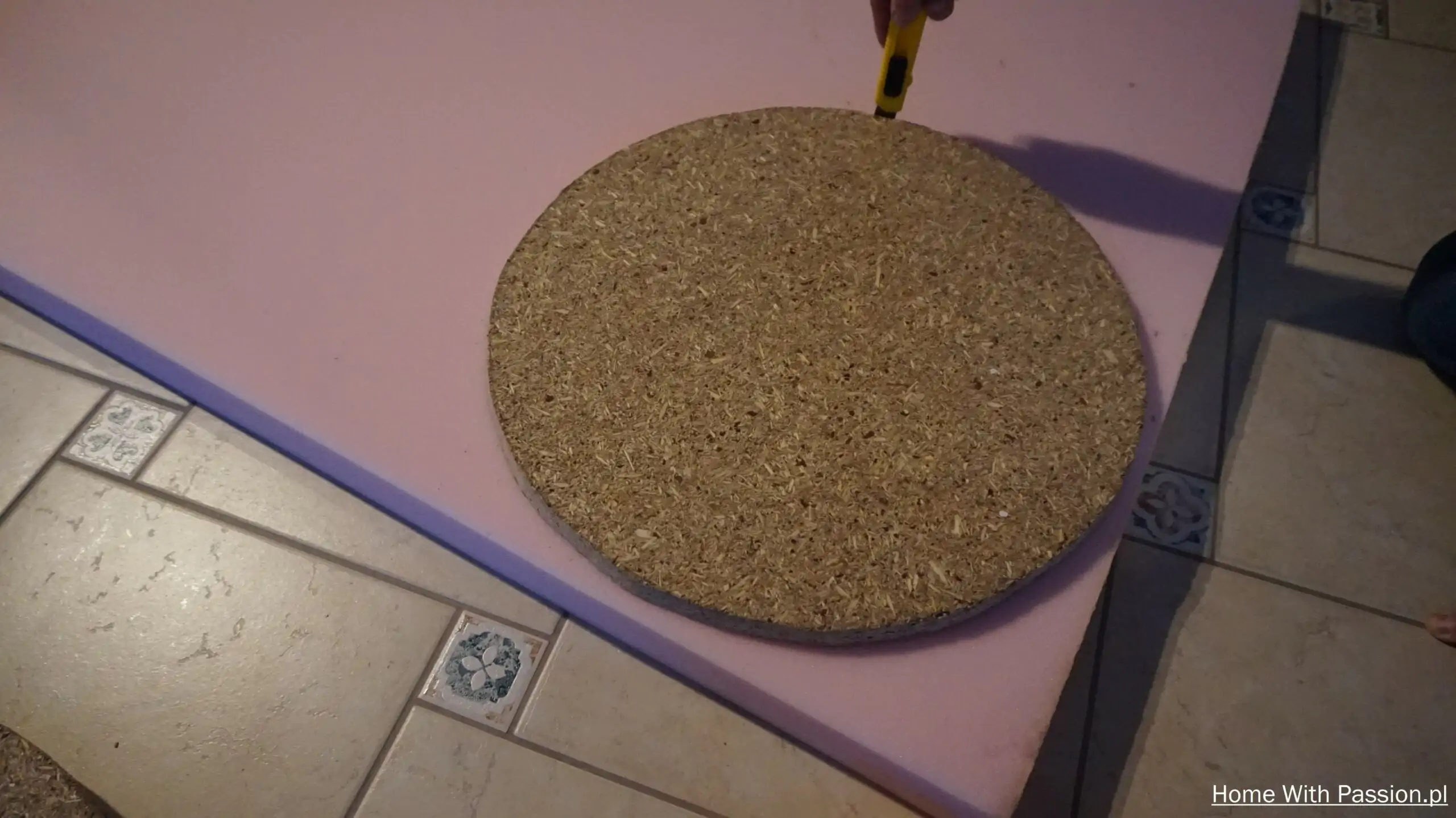 Wycinanie okrągłego siedziska z pianki tapicerskiej – pufa glamour DIY krok po kroku