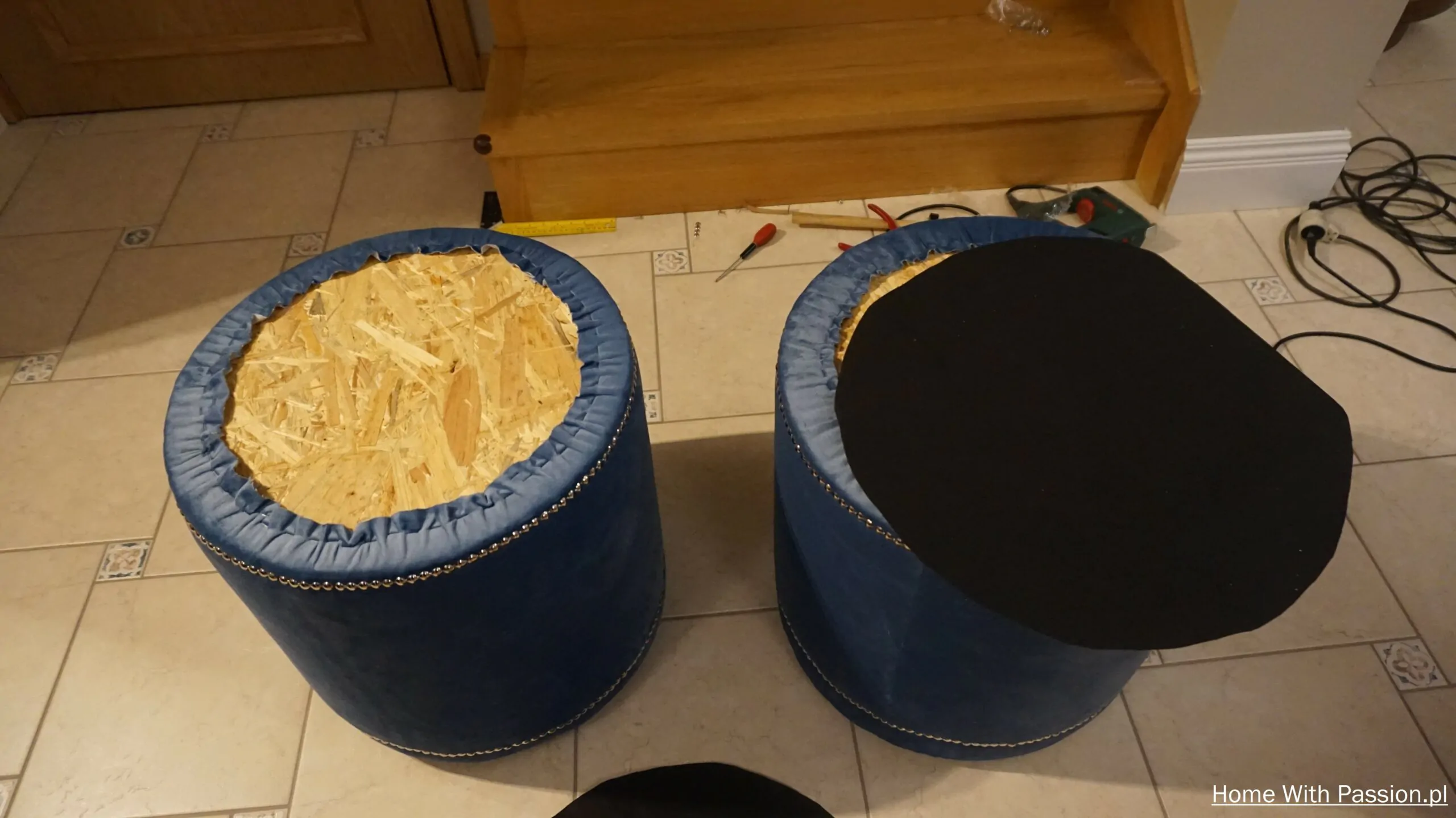 Dwie pufy glamour DIY od spodu – przygotowanie do montażu tkaniny wykończeniowej