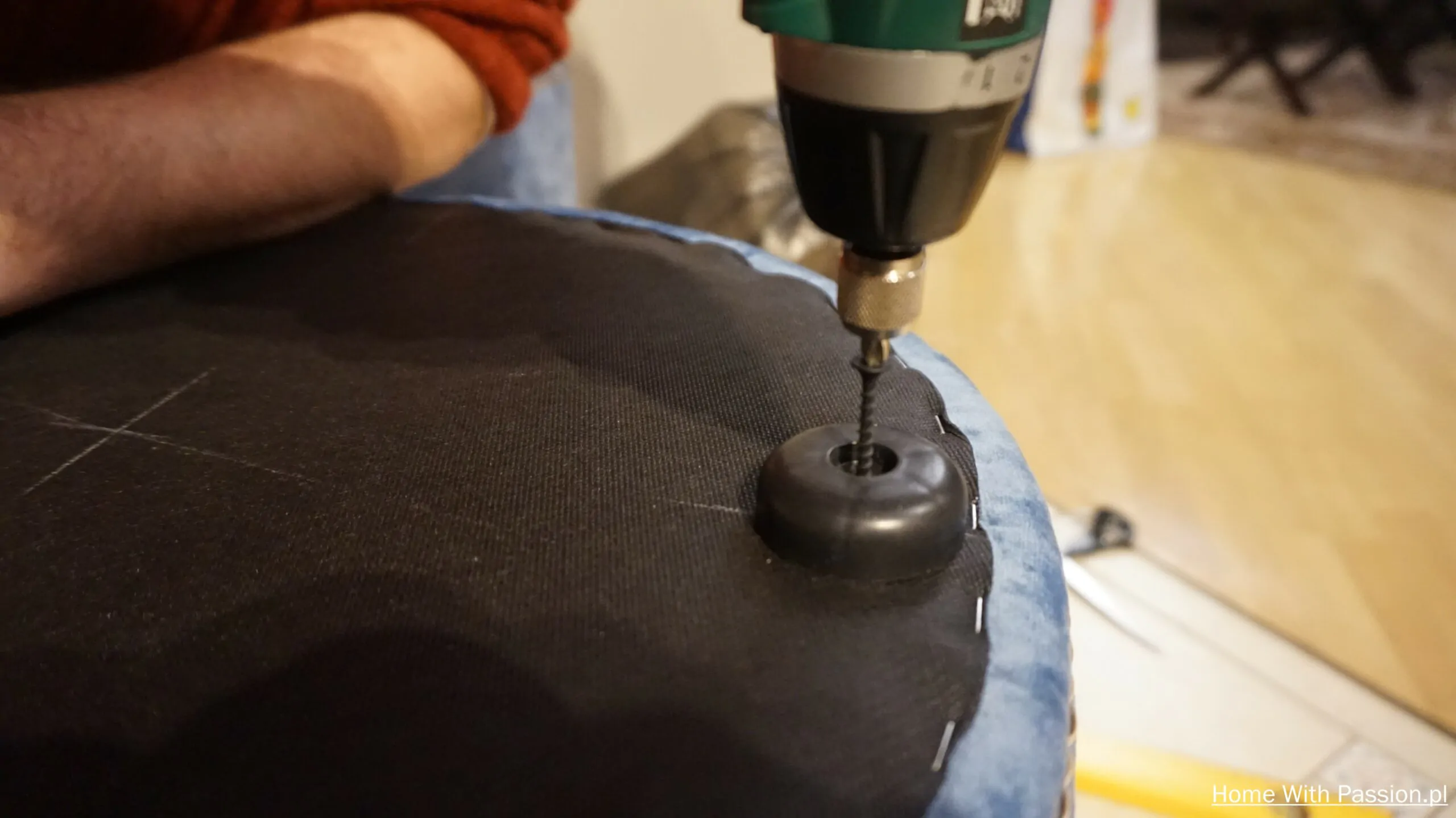 Montaż nóżek do pufy glamour DIY – przykręcanie elementów od spodu
