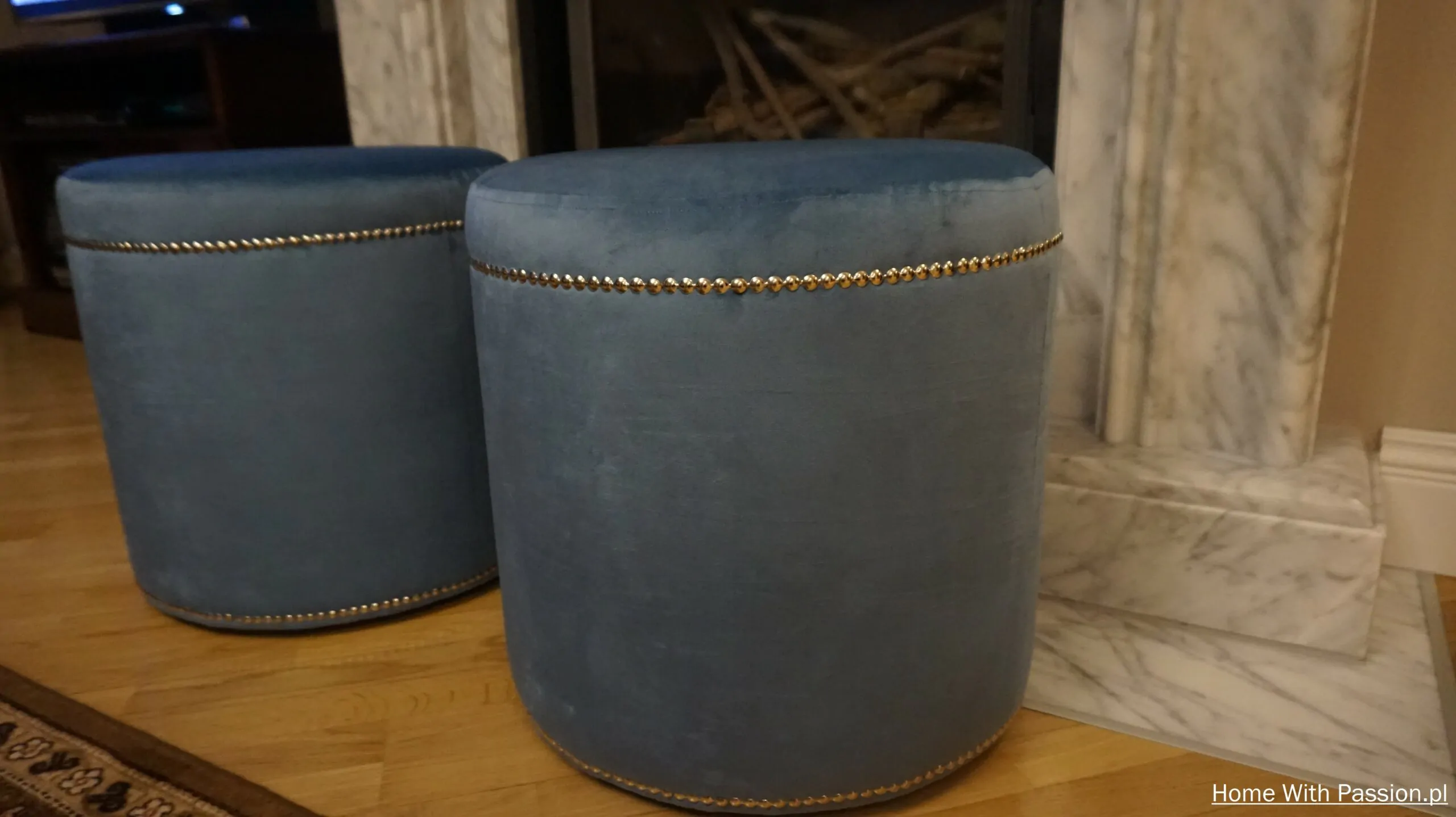 Gotowe pufy glamour DIY w kolorze niebieskim z ozdobnymi gwoździami – eleganckie siedziska handmade
