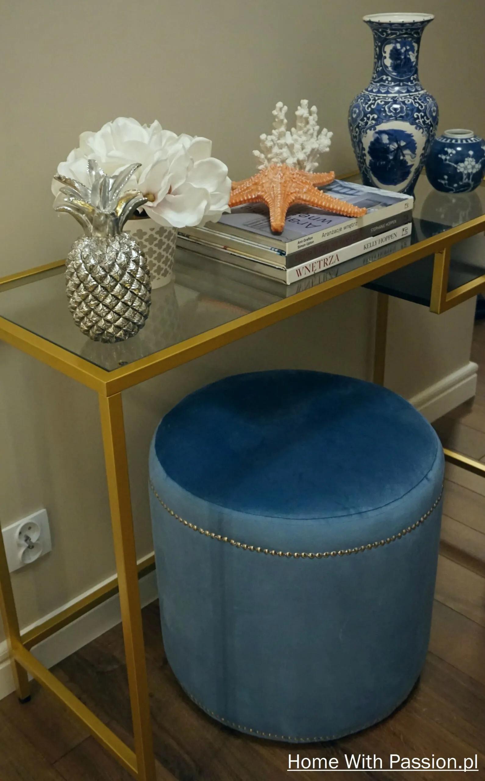 Pufa glamour DIY w aranżacji wnętrza przy złotej konsoli – stylowe siedzisko do toaletki