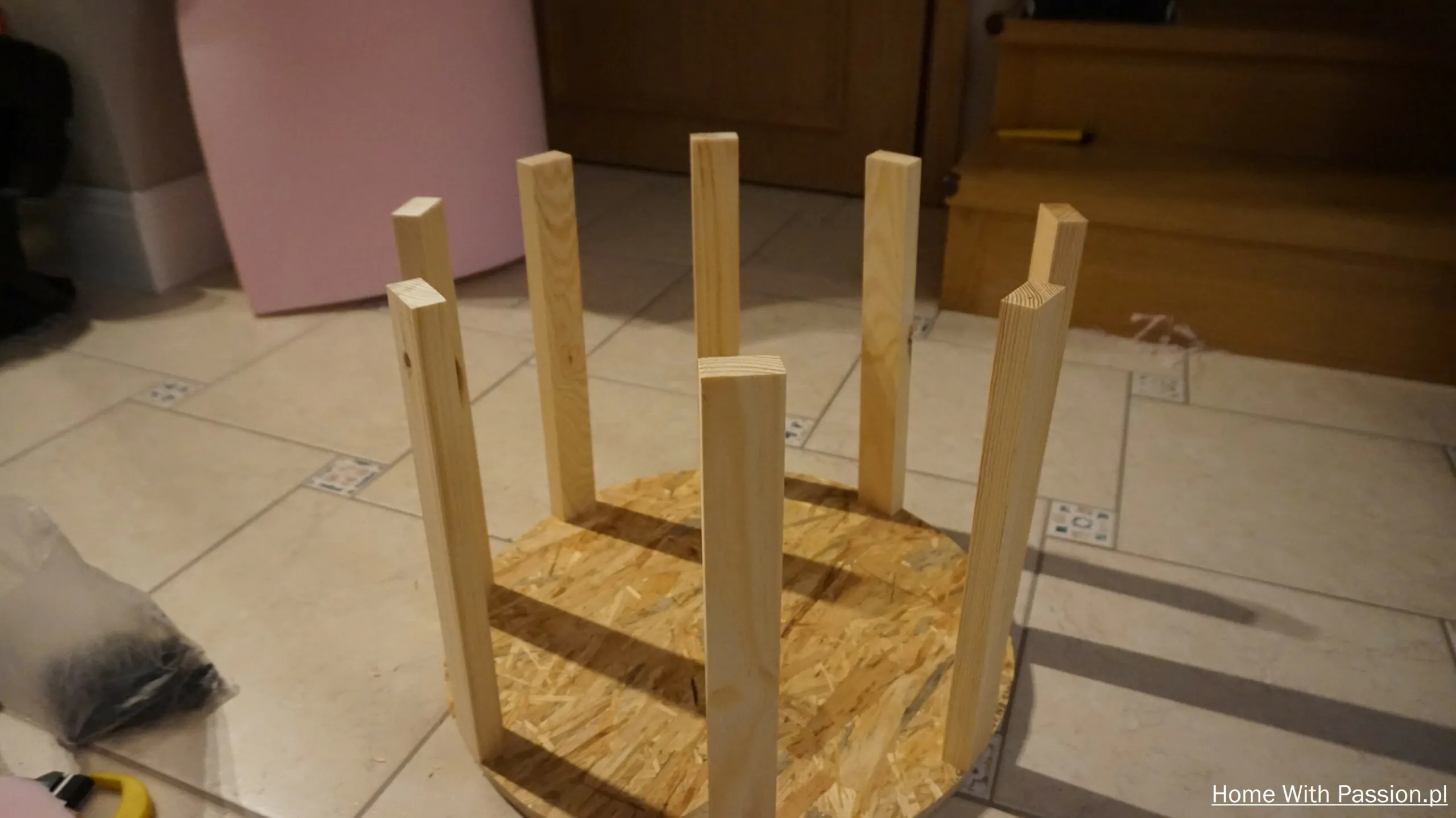 Drewniana konstrukcja pufy glamour – montaż stelaża DIY