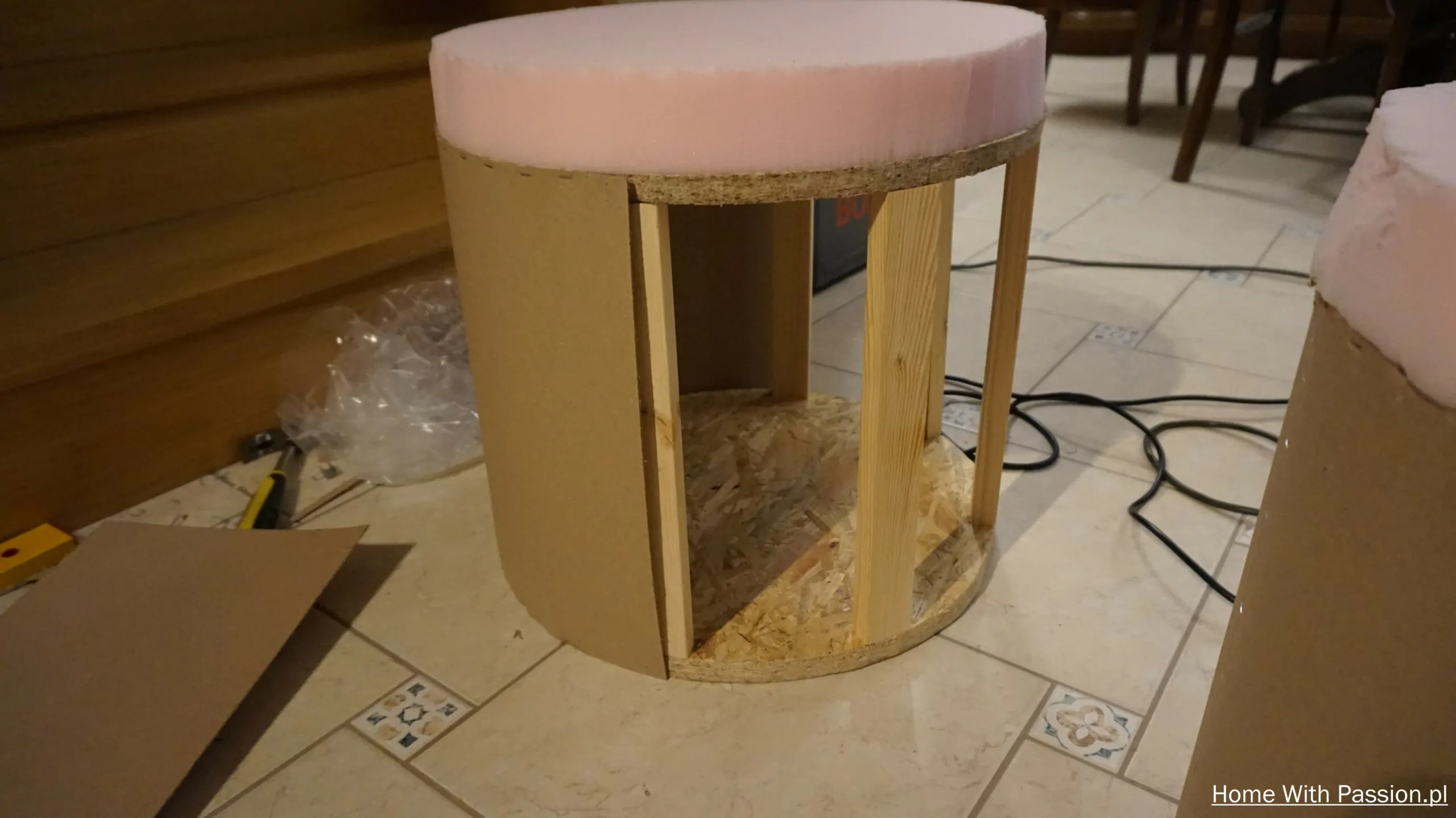 Wykańczanie boków pufy glamour DIY – montaż zabudowy stelaża