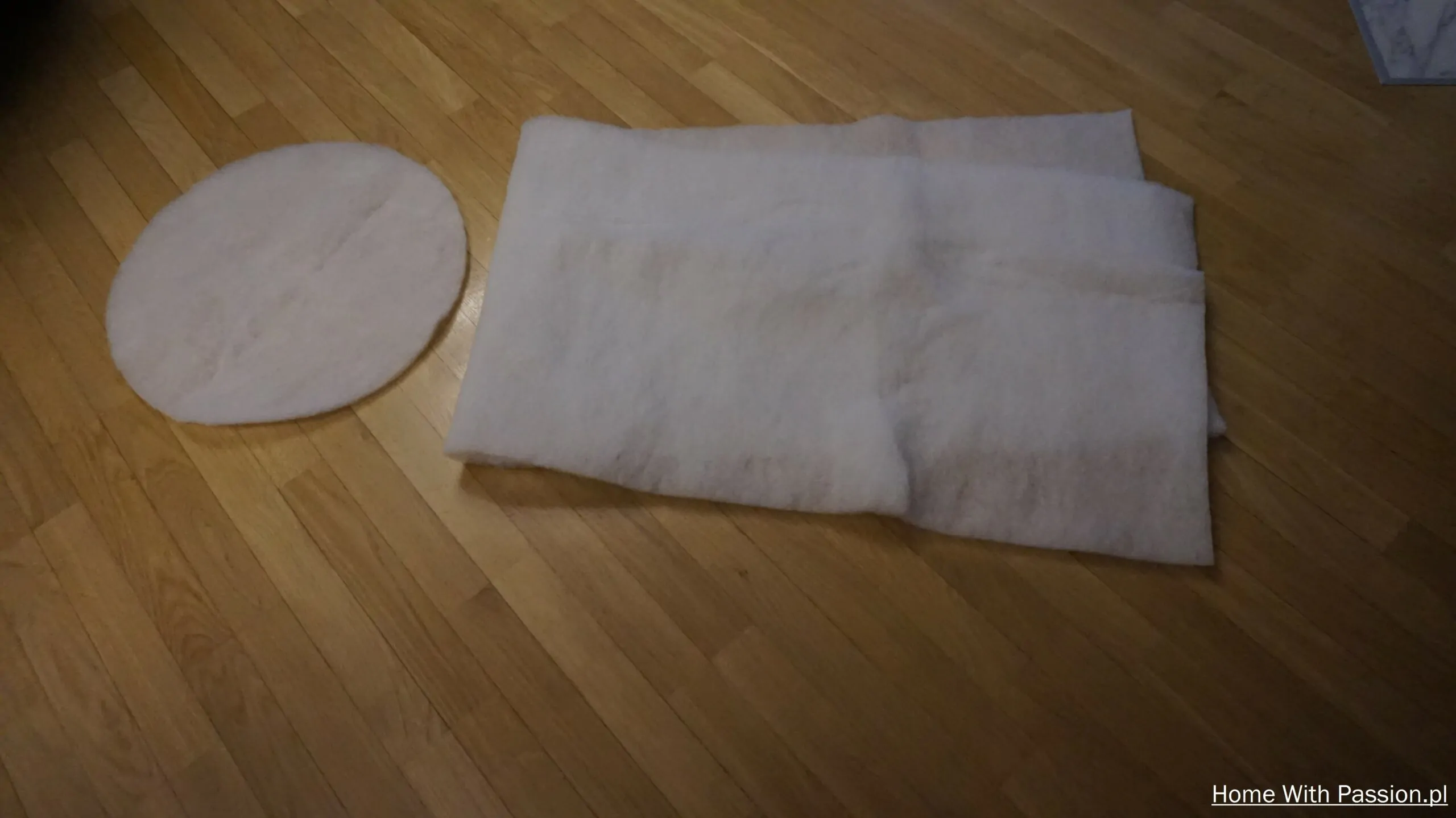 Przygotowanie owaty tapicerskiej do pufy glamour DIY – docinanie warstwy owaty na boki siedziska