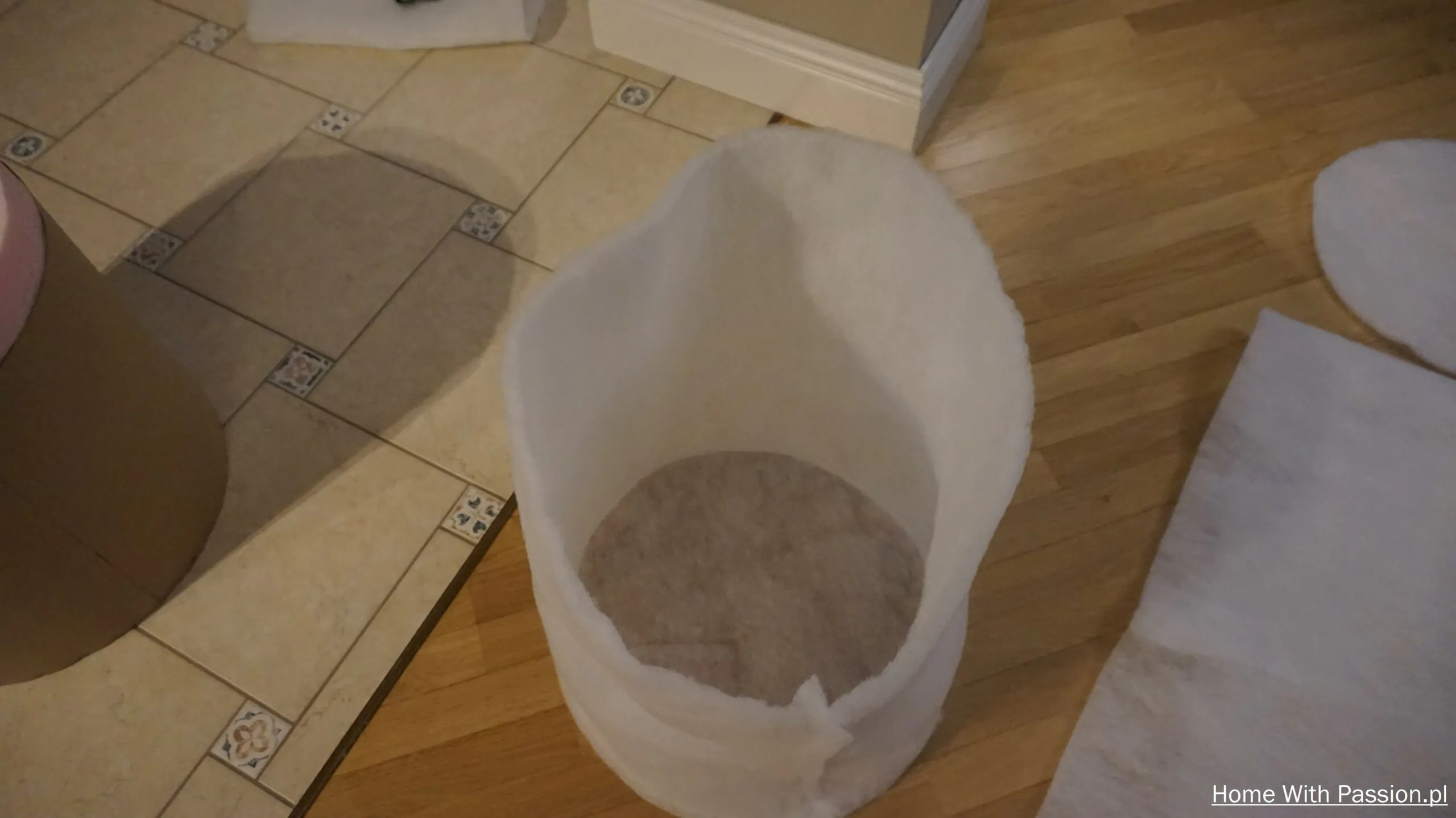 Formowanie owaty wokół pufy DIY – przygotowanie miękkiej warstwy bocznej