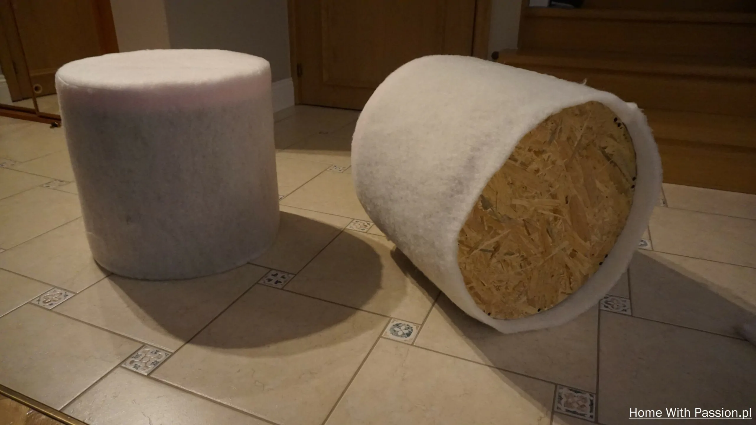 Pufa glamour DIY owinięta owatą – etap przygotowania do tapicerowania
